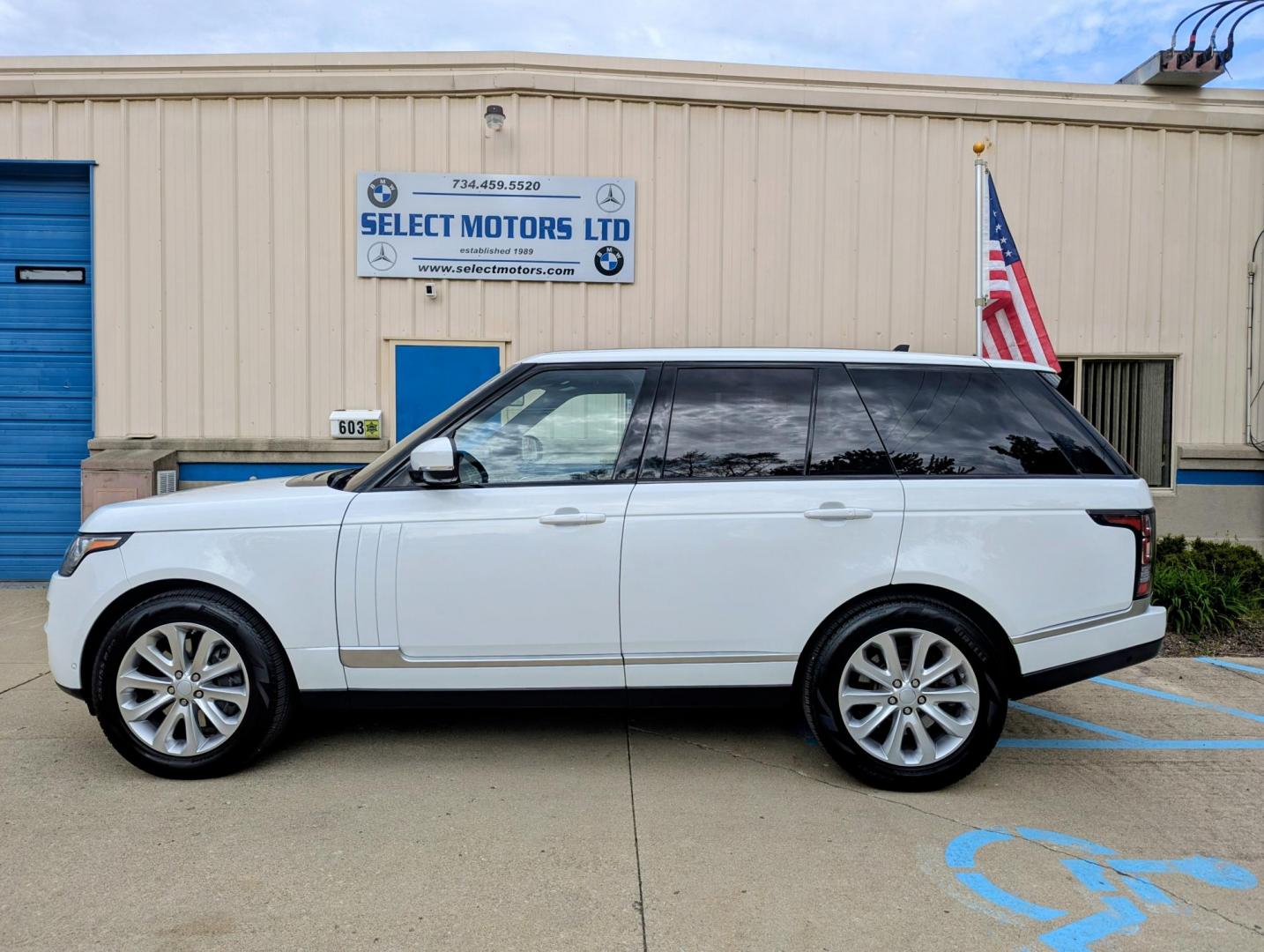 2016 White /Black Leather Land Rover Range Rover HSE (SALGS2VF1GA) with an 3.0L V6 DOHC 24V SUPERCHARGED engine, 8A transmission, located at 603 Amelia Street, Plymouth, MI, 48170, (734) 459-5520, 42.378841, -83.464546 - Vehicles shown by appointment - Please call ahead - 734-459-5520, text 734-658-4573 or contact us via our web site at: http://www.selectmotors.com for complete Inventory, Photos, Videos and FREE Carfax Reports. For Sale: 2016 Range Rover HSE – Luxury & Performance Experience the pinnacle of Brit - Photo#2