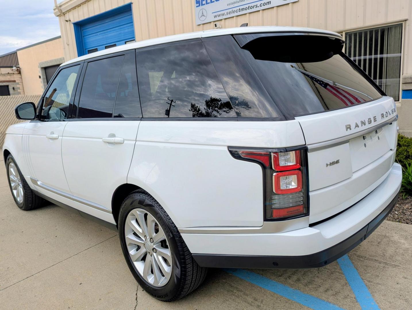 2016 White /Black Leather Land Rover Range Rover HSE (SALGS2VF1GA) with an 3.0L V6 DOHC 24V SUPERCHARGED engine, 8A transmission, located at 603 Amelia Street, Plymouth, MI, 48170, (734) 459-5520, 42.378841, -83.464546 - Vehicles shown by appointment - Please call ahead - 734-459-5520, text 734-658-4573 or contact us via our web site at: http://www.selectmotors.com for complete Inventory, Photos, Videos and FREE Carfax Reports. For Sale: 2016 Range Rover HSE – Luxury & Performance Experience the pinnacle of Brit - Photo#3