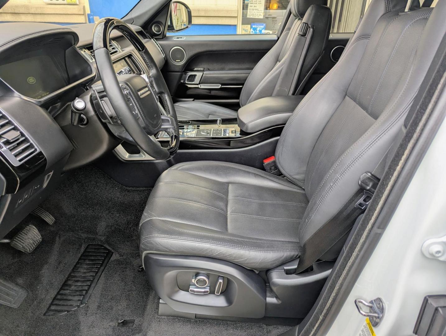 2016 White /Black Leather Land Rover Range Rover HSE (SALGS2VF1GA) with an 3.0L V6 DOHC 24V SUPERCHARGED engine, 8A transmission, located at 603 Amelia Street, Plymouth, MI, 48170, (734) 459-5520, 42.378841, -83.464546 - Vehicles shown by appointment - Please call ahead - 734-459-5520, text 734-658-4573 or contact us via our web site at: http://www.selectmotors.com for complete Inventory, Photos, Videos and FREE Carfax Reports. For Sale: 2016 Range Rover HSE – Luxury & Performance Experience the pinnacle of Brit - Photo#4