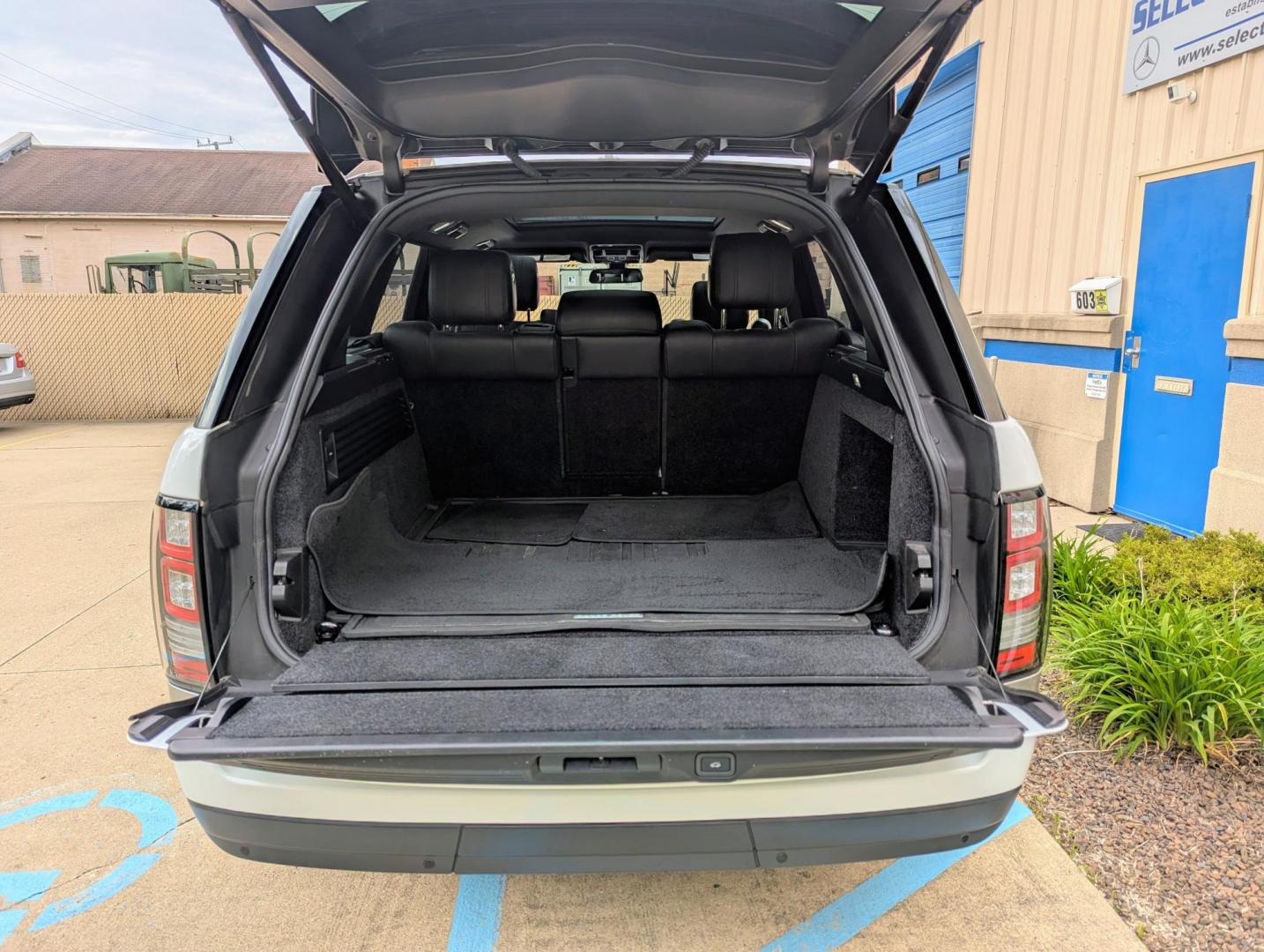 2016 White /Black Leather Land Rover Range Rover HSE (SALGS2VF1GA) with an 3.0L V6 DOHC 24V SUPERCHARGED engine, 8A transmission, located at 603 Amelia Street, Plymouth, MI, 48170, (734) 459-5520, 42.378841, -83.464546 - Vehicles shown by appointment - Please call ahead - 734-459-5520, text 734-658-4573 or contact us via our web site at: http://www.selectmotors.com for complete Inventory, Photos, Videos and FREE Carfax Reports. For Sale: 2016 Range Rover HSE – Luxury & Performance Experience the pinnacle of Brit - Photo#7