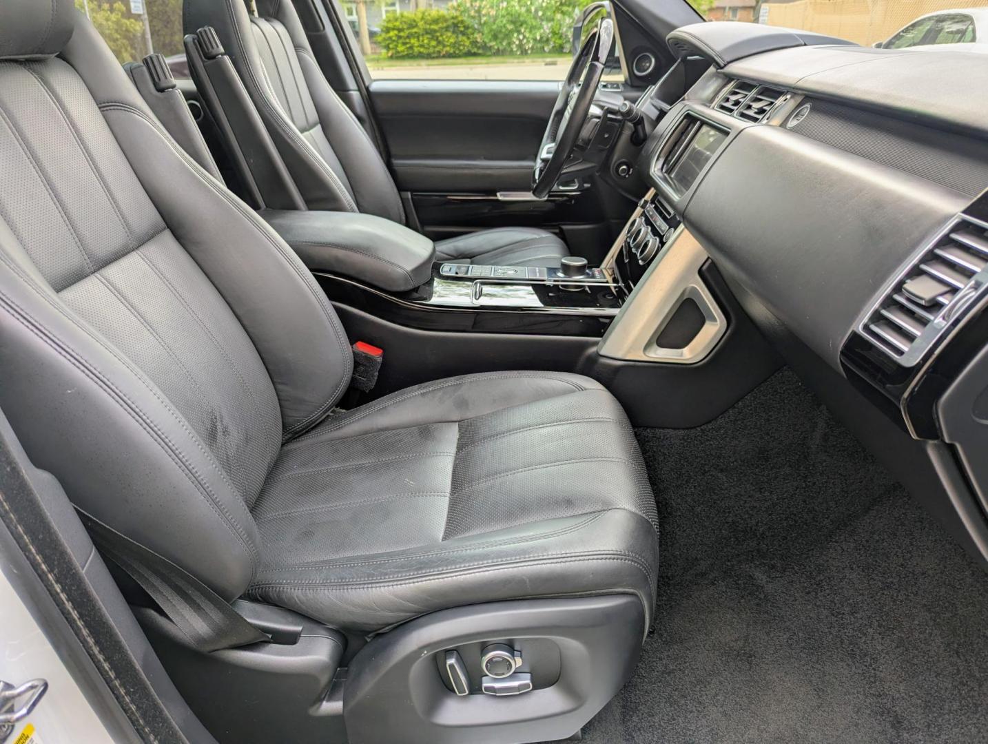 2016 White /Black Leather Land Rover Range Rover HSE (SALGS2VF1GA) with an 3.0L V6 DOHC 24V SUPERCHARGED engine, 8A transmission, located at 603 Amelia Street, Plymouth, MI, 48170, (734) 459-5520, 42.378841, -83.464546 - Vehicles shown by appointment - Please call ahead - 734-459-5520, text 734-658-4573 or contact us via our web site at: http://www.selectmotors.com for complete Inventory, Photos, Videos and FREE Carfax Reports. For Sale: 2016 Range Rover HSE – Luxury & Performance Experience the pinnacle of Brit - Photo#9