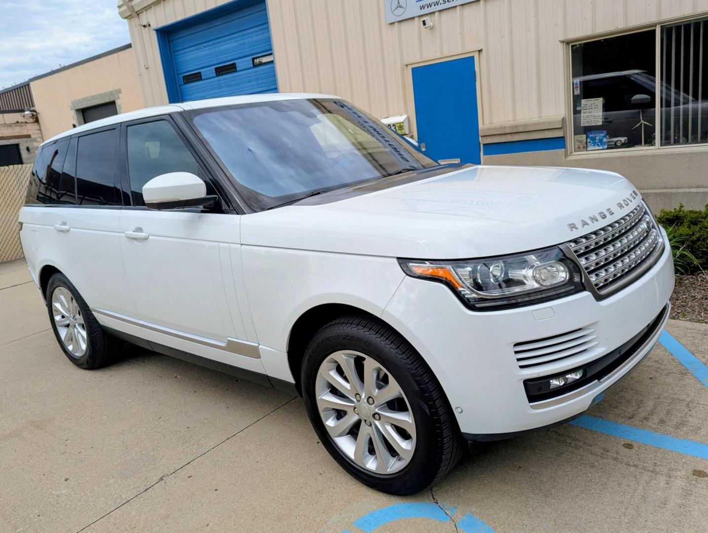 2016 White /Black Leather Land Rover Range Rover HSE (SALGS2VF1GA) with an 3.0L V6 DOHC 24V SUPERCHARGED engine, 8A transmission, located at 603 Amelia Street, Plymouth, MI, 48170, (734) 459-5520, 42.378841, -83.464546 - Vehicles shown by appointment - Please call ahead - 734-459-5520, text 734-658-4573 or contact us via our web site at: http://www.selectmotors.com for complete Inventory, Photos, Videos and FREE Carfax Reports. For Sale: 2016 Range Rover HSE – Luxury & Performance Experience the pinnacle of Brit - Photo#11