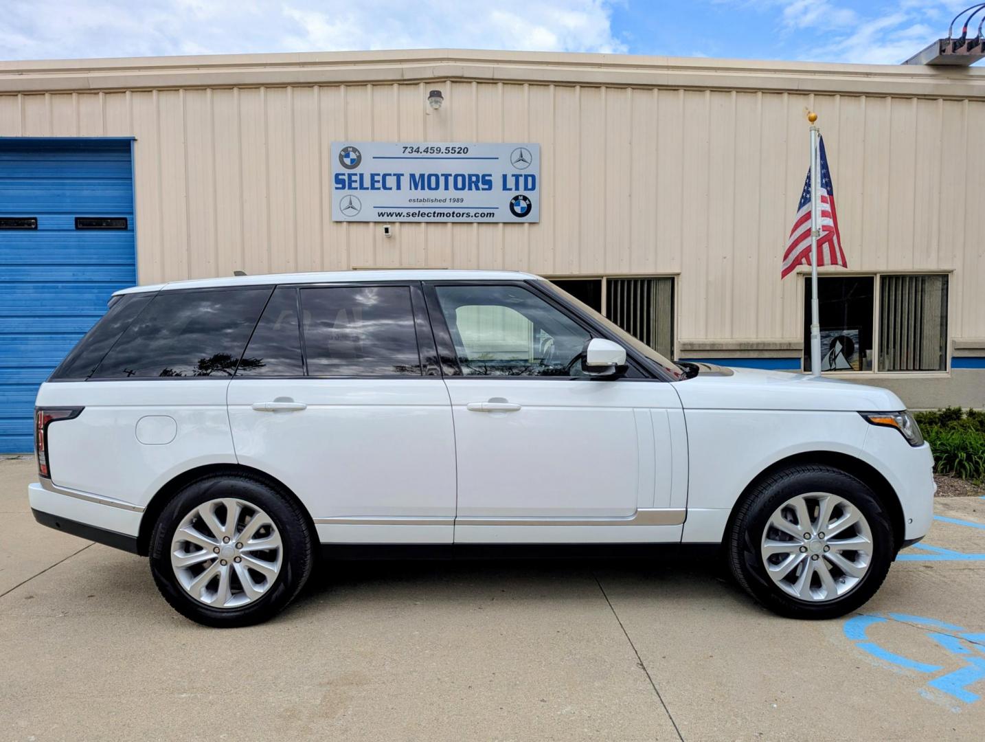 2016 White /Black Leather Land Rover Range Rover HSE (SALGS2VF1GA) with an 3.0L V6 DOHC 24V SUPERCHARGED engine, 8A transmission, located at 603 Amelia Street, Plymouth, MI, 48170, (734) 459-5520, 42.378841, -83.464546 - Vehicles shown by appointment - Please call ahead - 734-459-5520, text 734-658-4573 or contact us via our web site at: http://www.selectmotors.com for complete Inventory, Photos, Videos and FREE Carfax Reports. For Sale: 2016 Range Rover HSE – Luxury & Performance Experience the pinnacle of Brit - Photo#12