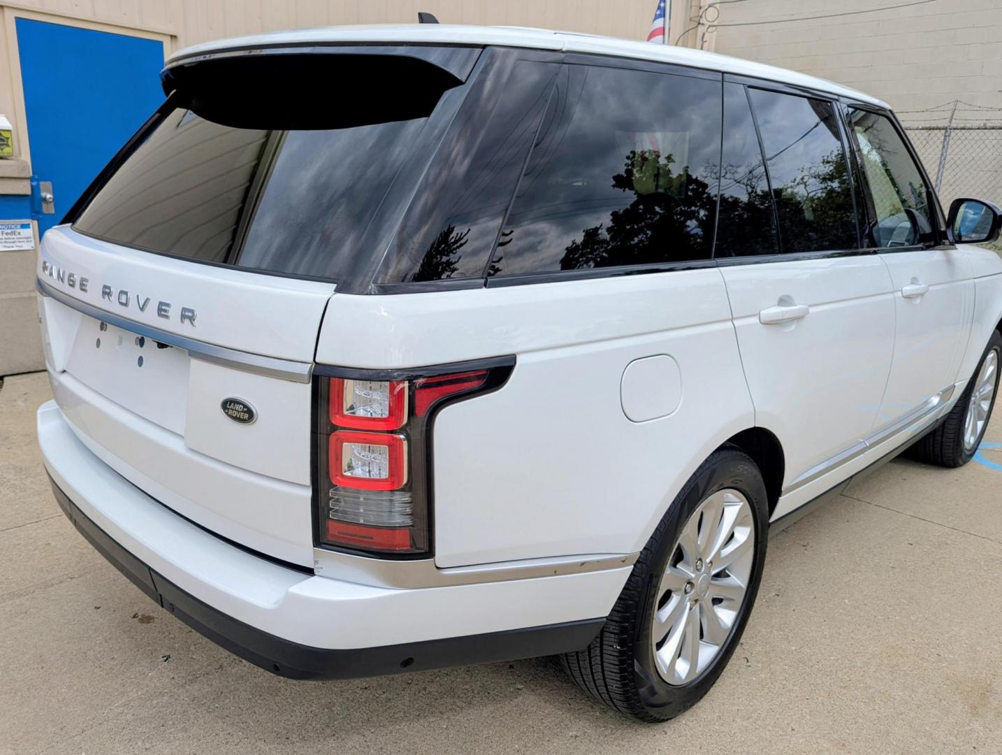 2016 White /Black Leather Land Rover Range Rover HSE (SALGS2VF1GA) with an 3.0L V6 DOHC 24V SUPERCHARGED engine, 8A transmission, located at 603 Amelia Street, Plymouth, MI, 48170, (734) 459-5520, 42.378841, -83.464546 - Vehicles shown by appointment - Please call ahead - 734-459-5520, text 734-658-4573 or contact us via our web site at: http://www.selectmotors.com for complete Inventory, Photos, Videos and FREE Carfax Reports. For Sale: 2016 Range Rover HSE – Luxury & Performance Experience the pinnacle of Brit - Photo#13