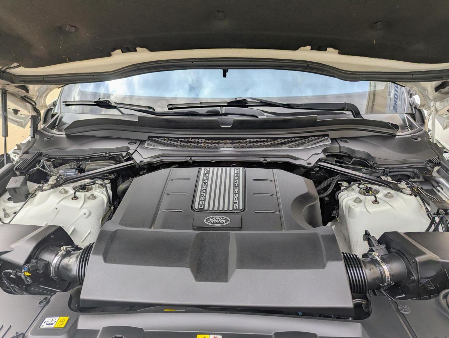 2016 White /Black Leather Land Rover Range Rover HSE (SALGS2VF1GA) with an 3.0L V6 DOHC 24V SUPERCHARGED engine, 8A transmission, located at 603 Amelia Street, Plymouth, MI, 48170, (734) 459-5520, 42.378841, -83.464546 - Vehicles shown by appointment - Please call ahead - 734-459-5520, text 734-658-4573 or contact us via our web site at: http://www.selectmotors.com for complete Inventory, Photos, Videos and FREE Carfax Reports. For Sale: 2016 Range Rover HSE – Luxury & Performance Experience the pinnacle of Brit - Photo#17
