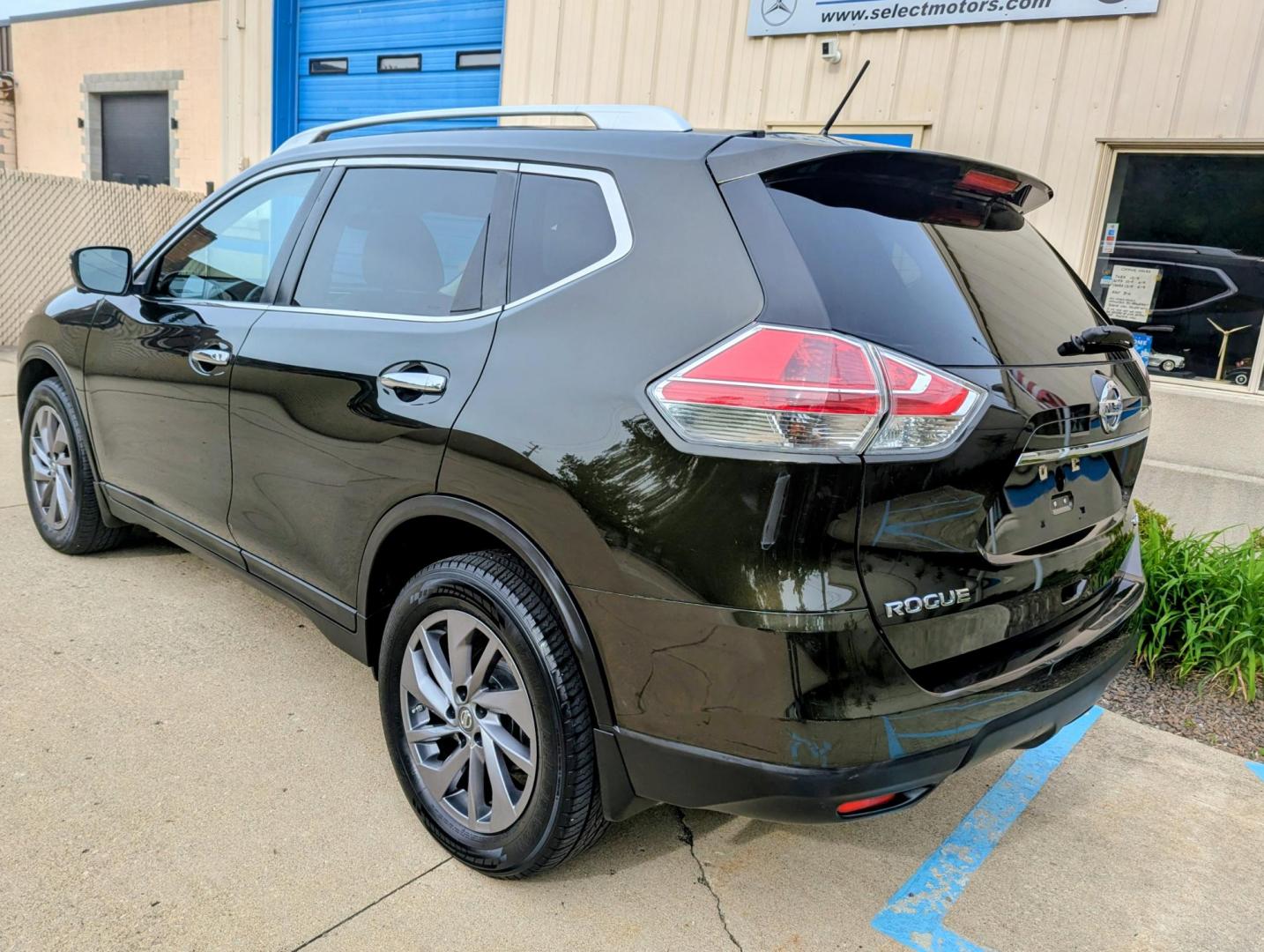 2016 Midnight Jade Metallic /Black Leather Nissan Rogue S AWD (5N1AT2MV3GC) with an 2.5L L4 DOHC 16V engine, CVT transmission, located at 603 Amelia Street, Plymouth, MI, 48170, (734) 459-5520, 42.378841, -83.464546 - Photo#3