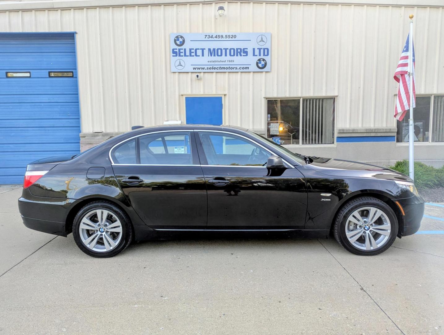 2010 Black /Black Dakota Leather BMW 5-Series 528xi (WBANV1C5XAC) with an 3.0L L6 DOHC 24V engine, Automatic transmission, located at 603 Amelia Street, Plymouth, MI, 48170, (734) 459-5520, 42.378841, -83.464546 - Vehicles shown by appointment - Please call ahead - 734-459-5520, text 734-658-4573 or contact us via our web site at: http://www.selectmotors.com for complete Inventory, Photos, Videos and FREE Carfax Reports. 2010 BMW 528xi – All-Wheel Drive Price: $8,995 (Documentary Fee & Warranty Included- Photo#11