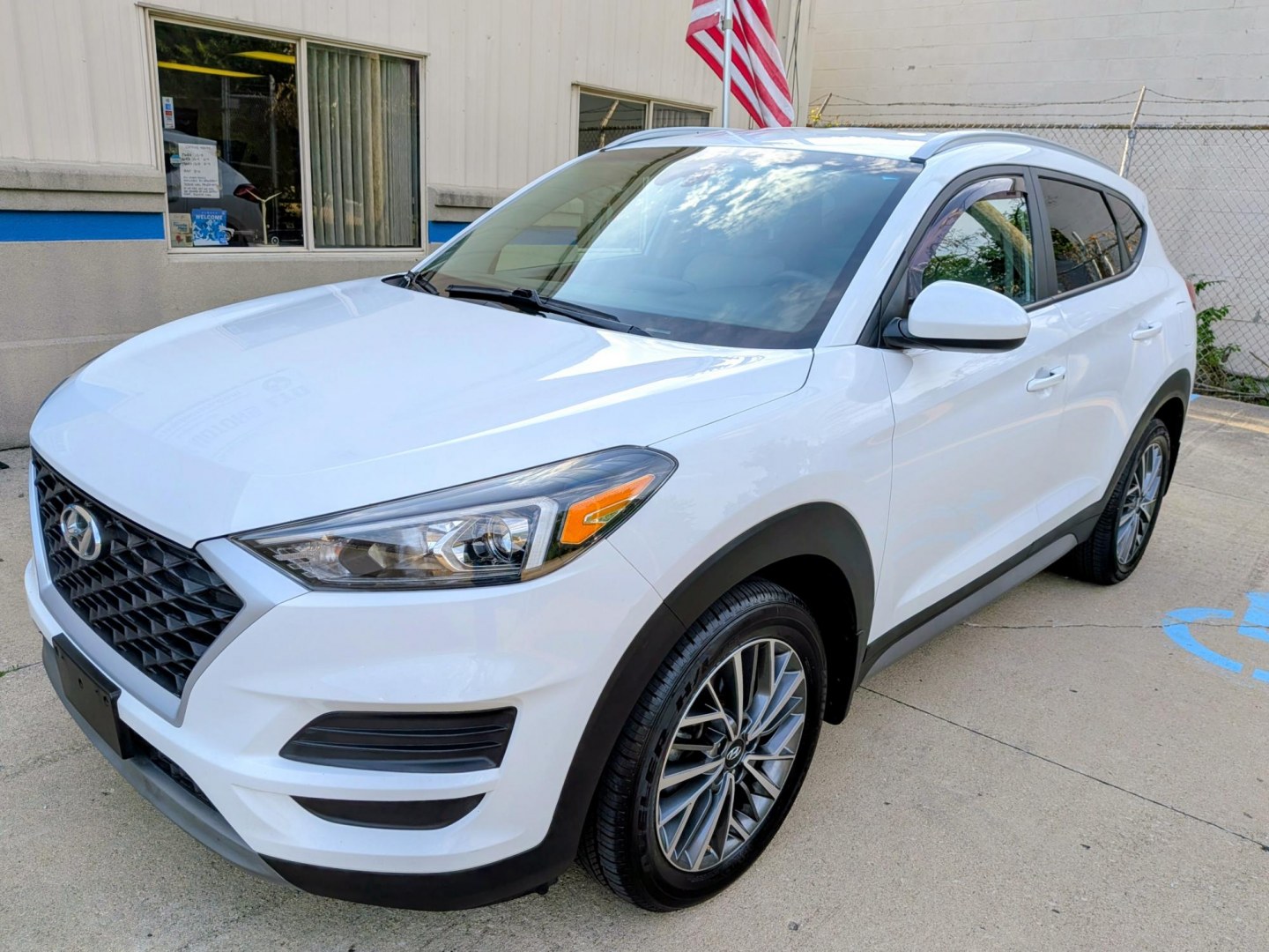 2020 White /Grey Hyundai Tucson Sport AWD (KM8J3CAL3LU) with an 2.4L L4 DOHC 16V engine, 6A transmission, located at 603 Amelia Street, Plymouth, MI, 48170, (734) 459-5520, 42.378841, -83.464546 - Vehicles shown by appointment - Please call ahead - 734-459-5520, text 734-658-4573 or contact us via our web site at: http://www.selectmotors.com for complete Inventory, Photos, Videos and FREE Carfax Reports. 2020 Hyundai Tucson SEL – All-Wheel Drive Price: $13,995 (Warranty and Documentary- Photo#0