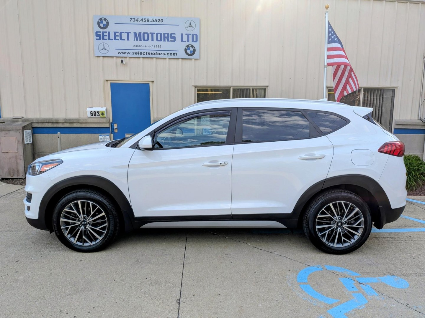 2020 White /Grey Hyundai Tucson Sport AWD (KM8J3CAL3LU) with an 2.4L L4 DOHC 16V engine, 6A transmission, located at 603 Amelia Street, Plymouth, MI, 48170, (734) 459-5520, 42.378841, -83.464546 - Vehicles shown by appointment - Please call ahead - 734-459-5520, text 734-658-4573 or contact us via our web site at: http://www.selectmotors.com for complete Inventory, Photos, Videos and FREE Carfax Reports. 2020 Hyundai Tucson SEL – All-Wheel Drive Price: $13,995 (Warranty and Documentary- Photo#1