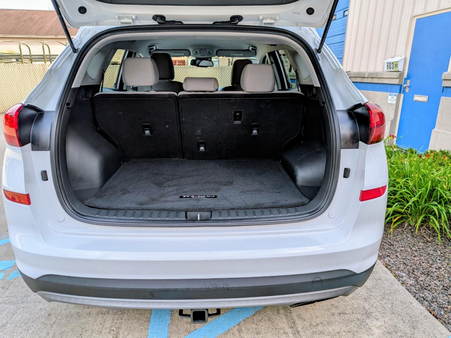 2020 White /Grey Hyundai Tucson Sport AWD (KM8J3CAL3LU) with an 2.4L L4 DOHC 16V engine, 6A transmission, located at 603 Amelia Street, Plymouth, MI, 48170, (734) 459-5520, 42.378841, -83.464546 - Vehicles shown by appointment - Please call ahead - 734-459-5520, text 734-658-4573 or contact us via our web site at: http://www.selectmotors.com for complete Inventory, Photos, Videos and FREE Carfax Reports. 2020 Hyundai Tucson SEL – All-Wheel Drive Price: $13,995 (Warranty and Documentary- Photo#3