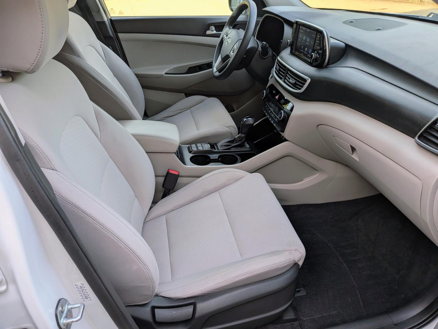 2020 White /Grey Hyundai Tucson Sport AWD (KM8J3CAL3LU) with an 2.4L L4 DOHC 16V engine, 6A transmission, located at 603 Amelia Street, Plymouth, MI, 48170, (734) 459-5520, 42.378841, -83.464546 - Vehicles shown by appointment - Please call ahead - 734-459-5520, text 734-658-4573 or contact us via our web site at: http://www.selectmotors.com for complete Inventory, Photos, Videos and FREE Carfax Reports. 2020 Hyundai Tucson SEL – All-Wheel Drive Price: $13,995 (Warranty and Documentary- Photo#4