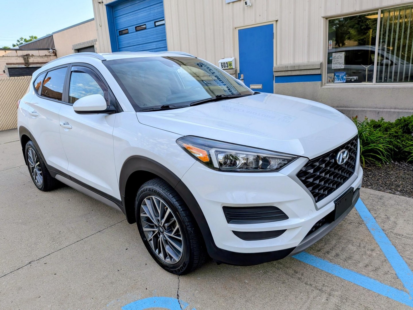 2020 White /Grey Hyundai Tucson Sport AWD (KM8J3CAL3LU) with an 2.4L L4 DOHC 16V engine, 6A transmission, located at 603 Amelia Street, Plymouth, MI, 48170, (734) 459-5520, 42.378841, -83.464546 - Vehicles shown by appointment - Please call ahead - 734-459-5520, text 734-658-4573 or contact us via our web site at: http://www.selectmotors.com for complete Inventory, Photos, Videos and FREE Carfax Reports. 2020 Hyundai Tucson SEL – All-Wheel Drive Price: $13,995 (Warranty and Documentary- Photo#8