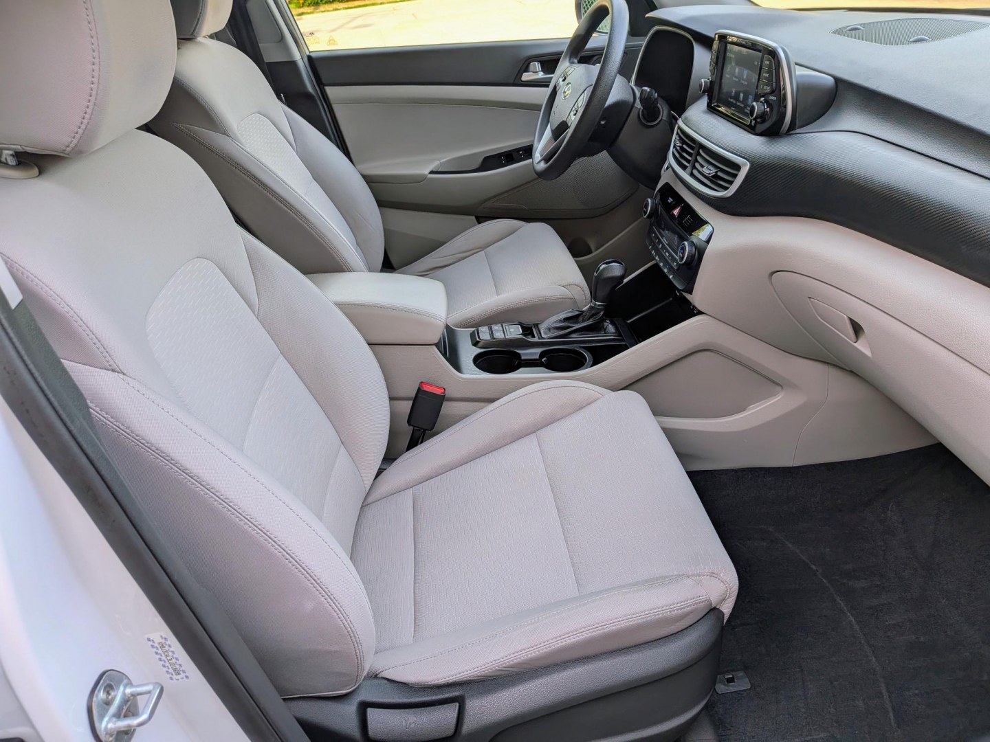 2020 White /Grey Hyundai Tucson Sport AWD (KM8J3CAL3LU) with an 2.4L L4 DOHC 16V engine, 6A transmission, located at 603 Amelia Street, Plymouth, MI, 48170, (734) 459-5520, 42.378841, -83.464546 - Vehicles shown by appointment - Please call ahead - 734-459-5520, text 734-658-4573 or contact us via our web site at: http://www.selectmotors.com for complete Inventory, Photos, Videos and FREE Carfax Reports. 2020 Hyundai Tucson SEL – All-Wheel Drive Price: $13,995 (Warranty and Documentary- Photo#7