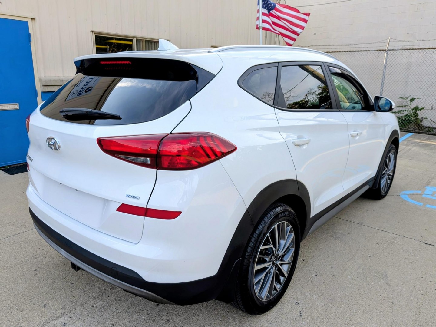 2020 White /Grey Hyundai Tucson Sport AWD (KM8J3CAL3LU) with an 2.4L L4 DOHC 16V engine, 6A transmission, located at 603 Amelia Street, Plymouth, MI, 48170, (734) 459-5520, 42.378841, -83.464546 - Vehicles shown by appointment - Please call ahead - 734-459-5520, text 734-658-4573 or contact us via our web site at: http://www.selectmotors.com for complete Inventory, Photos, Videos and FREE Carfax Reports. 2020 Hyundai Tucson SEL – All-Wheel Drive Price: $13,995 (Warranty and Documentary- Photo#10