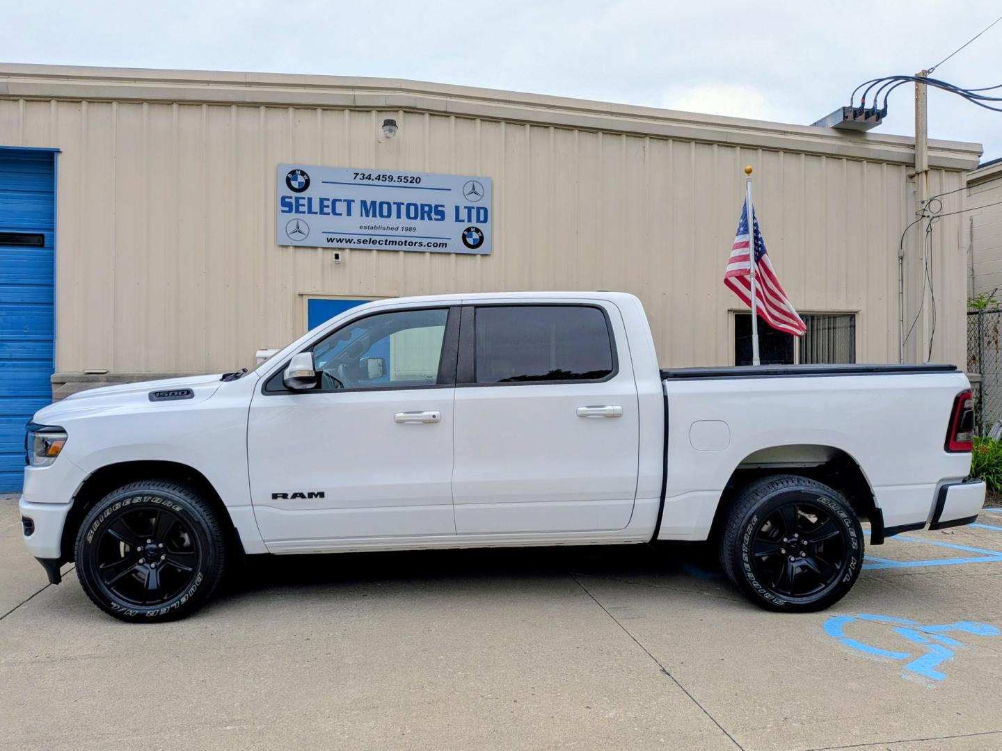 2020 White /Black RAM 1500 Big Horn Crew Cab SWB 4WD (1C6SRFFT8LN) with an 5.7L V8 OHV 16V engine, 8A transmission, located at 603 Amelia Street, Plymouth, MI, 48170, (734) 459-5520, 42.378841, -83.464546 - Vehicles shown by appointment - Please call ahead - 734-459-5520, text 734-658-4573 or contact us via our web site at: http://www.selectmotors.com for complete Inventory, Photos, Videos and FREE Carfax Reports. 2020 RAM 1500 Big Horn Crew Cab 4x4 Looking for a truck that perfectly balances rugg- Photo#2
