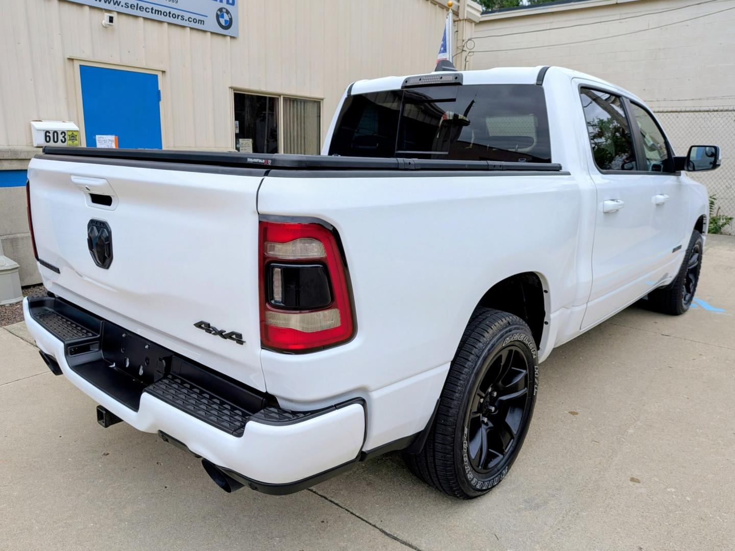 2020 White /Black RAM 1500 Big Horn Crew Cab SWB 4WD (1C6SRFFT8LN) with an 5.7L V8 OHV 16V engine, 8A transmission, located at 603 Amelia Street, Plymouth, MI, 48170, (734) 459-5520, 42.378841, -83.464546 - Vehicles shown by appointment - Please call ahead - 734-459-5520, text 734-658-4573 or contact us via our web site at: http://www.selectmotors.com for complete Inventory, Photos, Videos and FREE Carfax Reports. 2020 RAM 1500 Big Horn Crew Cab 4x4 Looking for a truck that perfectly balances rugg- Photo#14