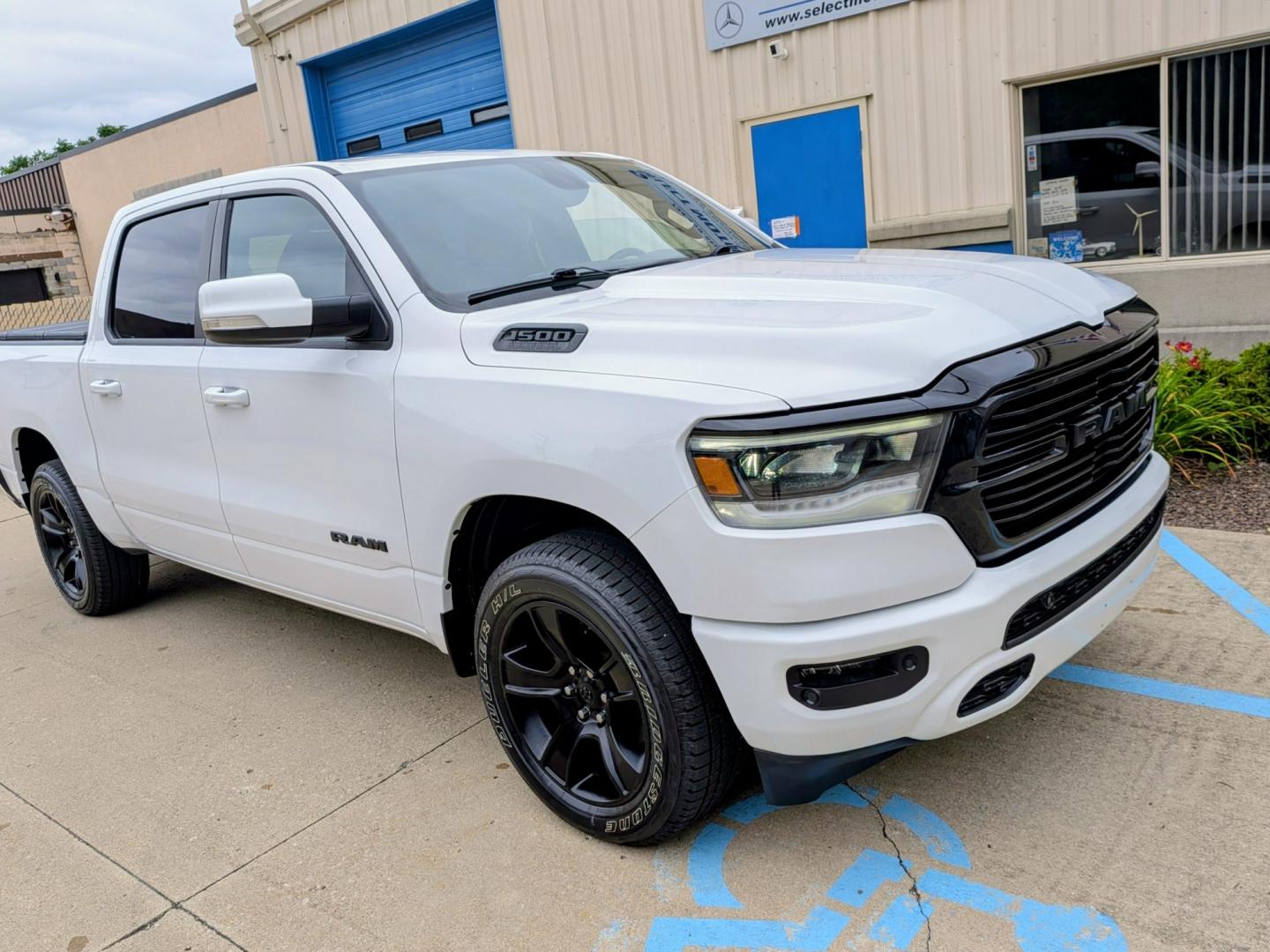 2020 White /Black RAM 1500 Big Horn Crew Cab SWB 4WD (1C6SRFFT8LN) with an 5.7L V8 OHV 16V engine, 8A transmission, located at 603 Amelia Street, Plymouth, MI, 48170, (734) 459-5520, 42.378841, -83.464546 - Vehicles shown by appointment - Please call ahead - 734-459-5520, text 734-658-4573 or contact us via our web site at: http://www.selectmotors.com for complete Inventory, Photos, Videos and FREE Carfax Reports. 2020 RAM 1500 Big Horn Crew Cab 4x4 Looking for a truck that perfectly balances rugg- Photo#12