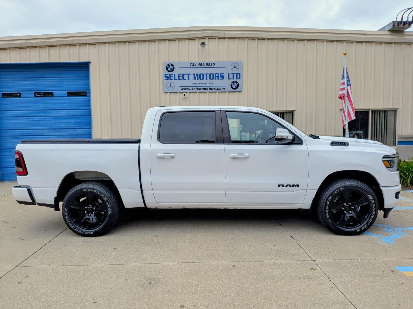 2020 White /Black RAM 1500 Big Horn Crew Cab SWB 4WD (1C6SRFFT8LN) with an 5.7L V8 OHV 16V engine, 8A transmission, located at 603 Amelia Street, Plymouth, MI, 48170, (734) 459-5520, 42.378841, -83.464546 - Vehicles shown by appointment - Please call ahead - 734-459-5520, text 734-658-4573 or contact us via our web site at: http://www.selectmotors.com for complete Inventory, Photos, Videos and FREE Carfax Reports. 2020 RAM 1500 Big Horn Crew Cab 4x4 Looking for a truck that perfectly balances rugg- Photo#13