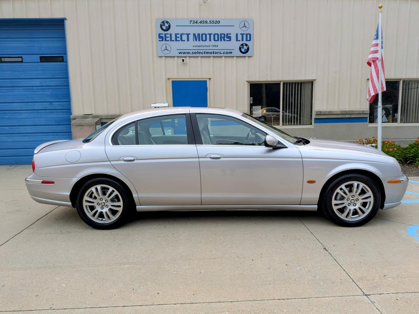 2003 Silver Metallic /Ivory Leather Jaguar S-Type 4.2 (SAJEA01U93H) with an 4.2L V8 DOHC 32V engine, 6A OD transmission, located at 603 Amelia Street, Plymouth, MI, 48170, (734) 459-5520, 42.378841, -83.464546 - Vehicles shown by appointment - Please call ahead - 734-459-5520, text 734-658-4573 or contact us via our web site at: http://www.selectmotors.com for complete Inventory, Photos, Videos and FREE Carfax Reports. 2003 Jaguar S-Type 4.2L V8 — Only 67k Miles! An exceptional blend of British luxur- Photo#10