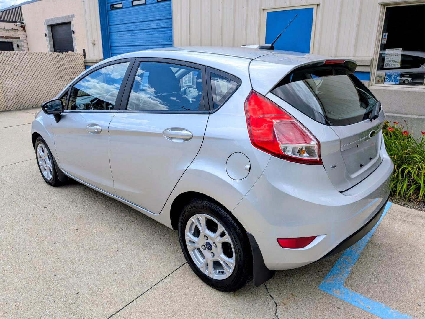 2015 Silver Metallic /Black Ford Fiesta SE Hatchback (3FADP4EJ9FM) with an 1.6L L4 DOHC 16V engine, Automatic transmission, located at 603 Amelia Street, Plymouth, MI, 48170, (734) 459-5520, 42.378841, -83.464546- Photo#3