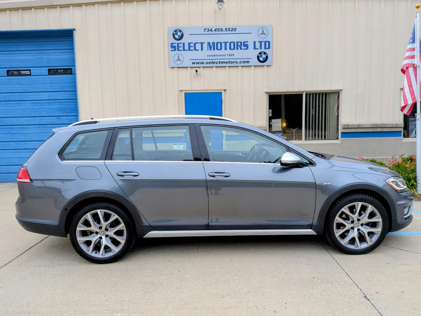 2019 Platinum Grey Metallic /Black Volkswagen Golf Alltrack TSI SE 6A (3VWH17AU4KM) with an 1.8L L4 DOHC 16V engine, 6A transmission, located at 603 Amelia Street, Plymouth, MI, 48170, (734) 459-5520, 42.378841, -83.464546 - Vehicles shown by appointment - Please call ahead - 734-459-5520, text 734-658-4573 or contact us via our web site at: http://www.selectmotors.com for complete Inventory, Photos, Videos and FREE Carfax Reports. 2019 Volkswagen Golf Alltrack SEL 4Motion Top-of-the-Line All-Wheel-Drive Wagon Pr- Photo#11