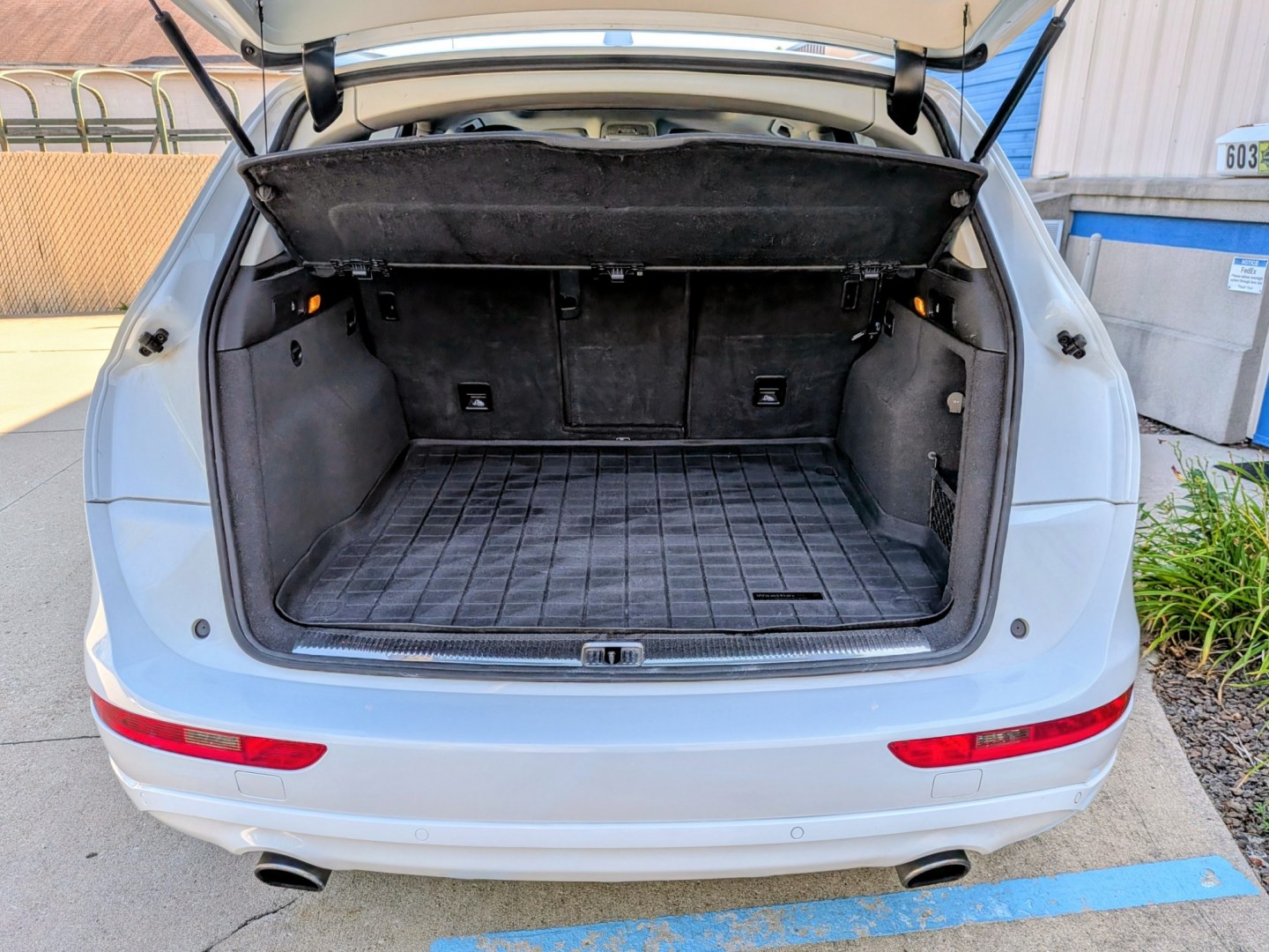 2013 White /Black Leather Audi Q5 2.0 quattro Premium (WA1LFAFP4DA) with an 2.0L L4 DOHC 16V engine, 6-Speed Automatic transmission, located at 603 Amelia Street, Plymouth, MI, 48170, (734) 459-5520, 42.378841, -83.464546 - Vehicles shown by appointment - Please call ahead - 734-459-5520, text 734-658-4573 or contact us via our web site at: http://www.selectmotors.com for complete Inventory, Photos, Videos and FREE Carfax Reports. 2013 Audi Q5 quattro 2.0T Premium Plus,Extra clean, runs and drives excellent — Warr- Photo#7