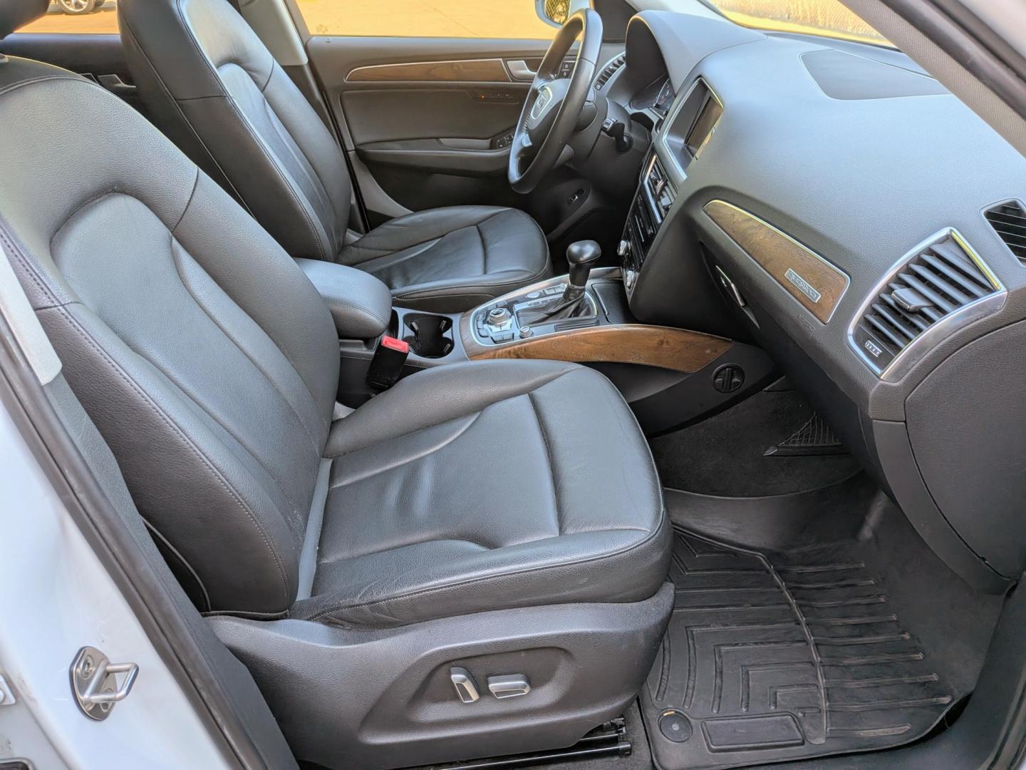 2013 White /Black Leather Audi Q5 2.0 quattro Premium (WA1LFAFP4DA) with an 2.0L L4 DOHC 16V engine, 6-Speed Automatic transmission, located at 603 Amelia Street, Plymouth, MI, 48170, (734) 459-5520, 42.378841, -83.464546 - Vehicles shown by appointment - Please call ahead - 734-459-5520, text 734-658-4573 or contact us via our web site at: http://www.selectmotors.com for complete Inventory, Photos, Videos and FREE Carfax Reports. 2013 Audi Q5 quattro 2.0T Premium Plus,Extra clean, runs and drives excellent — Warr- Photo#8