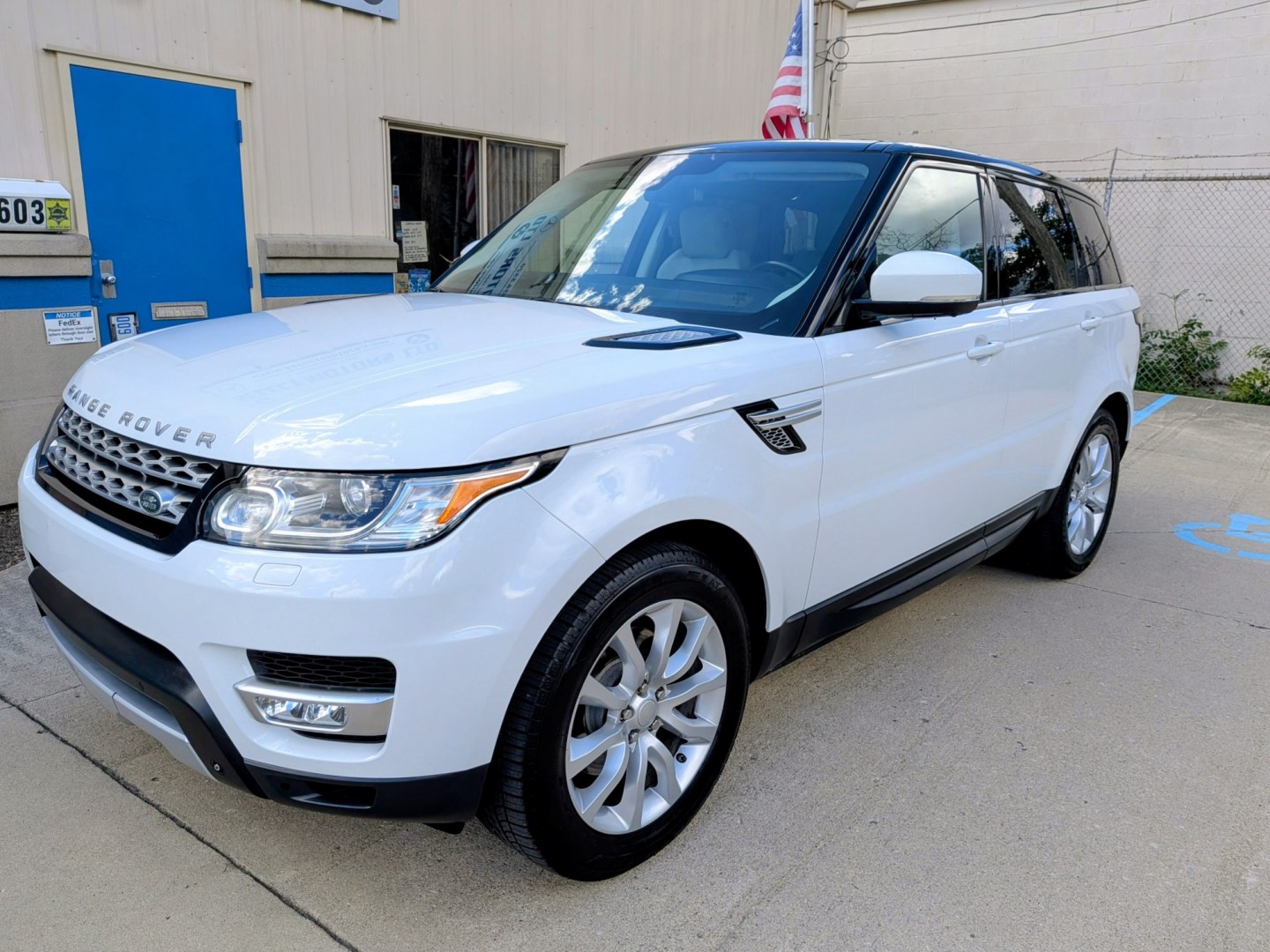 2015 White /Ivory/Ebony Leather Land Rover Range Rover Sport SE (SALWR2VF4FA) with an 3.0L V6 24V DOHC SUPERCHARGED engine, 8A transmission, located at 603 Amelia Street, Plymouth, MI, 48170, (734) 459-5520, 42.378841, -83.464546 - 2015 Land Rover Range Rover Sport 4WD HSE Price: $13,995 (Includes Dealer Doc Fee & Warranty) Mileage: 103,000 miles Vehicle Highlights: Ownership: 1-Owner vehicle, originally from Oklahoma (rust-free underside) Condition: Extra clean inside and out, meticulously maintained Exterior:- Photo#0