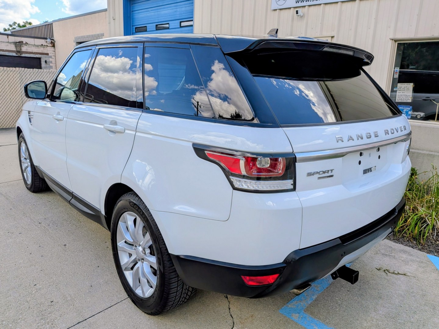2015 White /Ivory/Ebony Leather Land Rover Range Rover Sport SE (SALWR2VF4FA) with an 3.0L V6 24V DOHC SUPERCHARGED engine, 8A transmission, located at 603 Amelia Street, Plymouth, MI, 48170, (734) 459-5520, 42.378841, -83.464546 - 2015 Land Rover Range Rover Sport 4WD HSE Price: $13,995 (Includes Dealer Doc Fee & Warranty) Mileage: 103,000 miles Vehicle Highlights: Ownership: 1-Owner vehicle, originally from Oklahoma (rust-free underside) Condition: Extra clean inside and out, meticulously maintained Exterior:- Photo#3