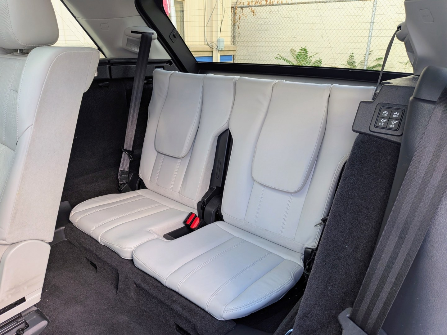2015 White /Ivory/Ebony Leather Land Rover Range Rover Sport SE (SALWR2VF4FA) with an 3.0L V6 24V DOHC SUPERCHARGED engine, 8A transmission, located at 603 Amelia Street, Plymouth, MI, 48170, (734) 459-5520, 42.378841, -83.464546 - 2015 Land Rover Range Rover Sport 4WD HSE Price: $13,995 (Includes Dealer Doc Fee & Warranty) Mileage: 103,000 miles Vehicle Highlights: Ownership: 1-Owner vehicle, originally from Oklahoma (rust-free underside) Condition: Extra clean inside and out, meticulously maintained Exterior:- Photo#7