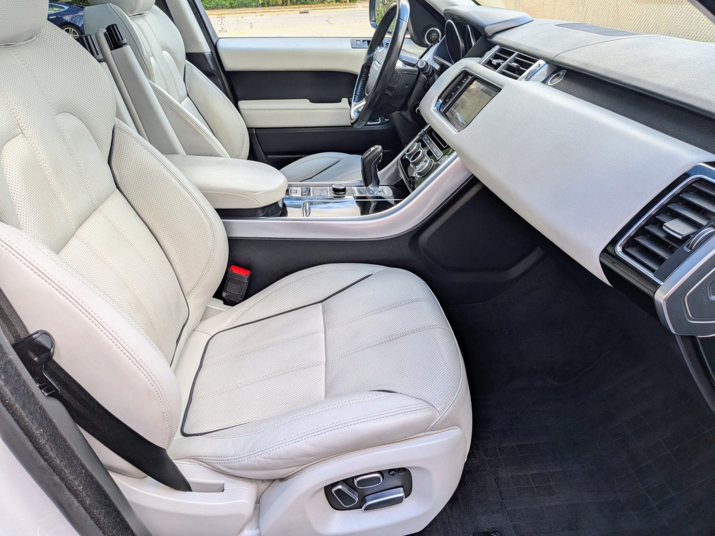 2015 White /Ivory/Ebony Leather Land Rover Range Rover Sport SE (SALWR2VF4FA) with an 3.0L V6 24V DOHC SUPERCHARGED engine, 8A transmission, located at 603 Amelia Street, Plymouth, MI, 48170, (734) 459-5520, 42.378841, -83.464546 - 2015 Land Rover Range Rover Sport 4WD HSE Price: $13,995 (Includes Dealer Doc Fee & Warranty) Mileage: 103,000 miles Vehicle Highlights: Ownership: 1-Owner vehicle, originally from Oklahoma (rust-free underside) Condition: Extra clean inside and out, meticulously maintained Exterior:- Photo#8
