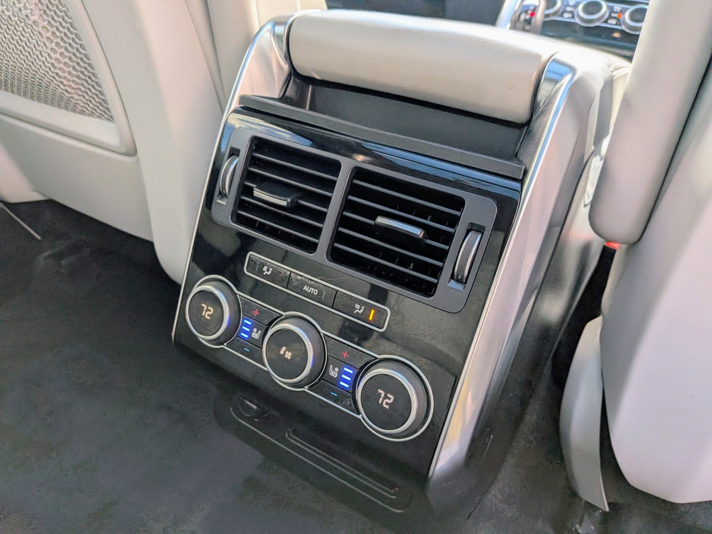 2015 White /Ivory/Ebony Leather Land Rover Range Rover Sport SE (SALWR2VF4FA) with an 3.0L V6 24V DOHC SUPERCHARGED engine, 8A transmission, located at 603 Amelia Street, Plymouth, MI, 48170, (734) 459-5520, 42.378841, -83.464546 - 2015 Land Rover Range Rover Sport 4WD HSE Price: $13,995 (Includes Dealer Doc Fee & Warranty) Mileage: 103,000 miles Vehicle Highlights: Ownership: 1-Owner vehicle, originally from Oklahoma (rust-free underside) Condition: Extra clean inside and out, meticulously maintained Exterior:- Photo#10