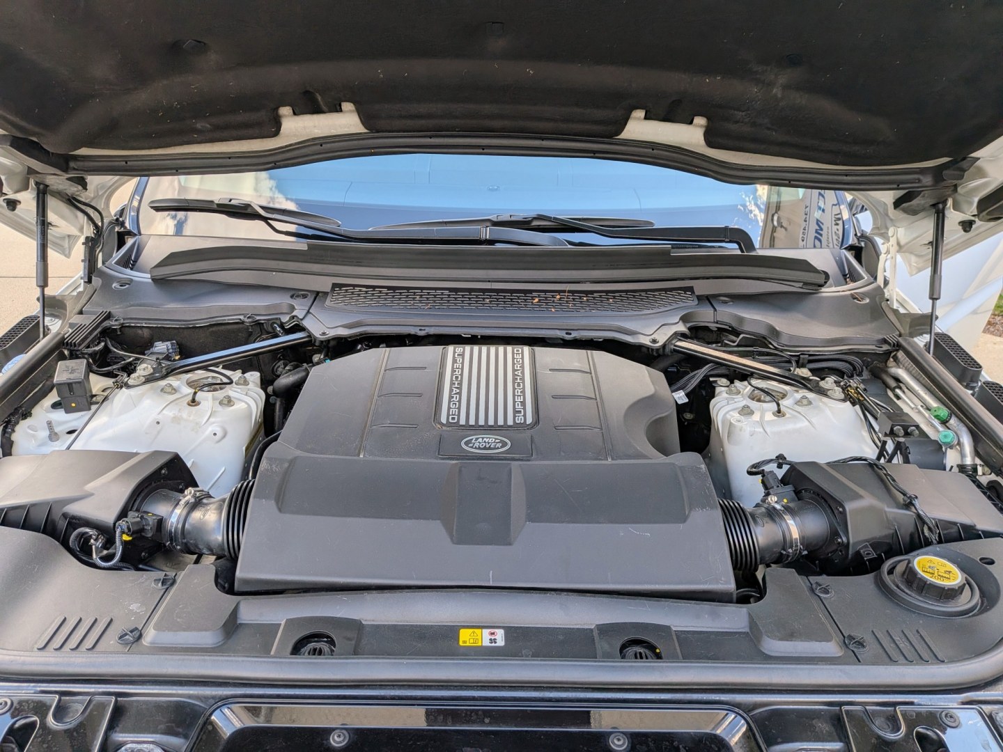 2015 White /Ivory/Ebony Leather Land Rover Range Rover Sport SE (SALWR2VF4FA) with an 3.0L V6 24V DOHC SUPERCHARGED engine, 8A transmission, located at 603 Amelia Street, Plymouth, MI, 48170, (734) 459-5520, 42.378841, -83.464546 - 2015 Land Rover Range Rover Sport 4WD HSE Price: $13,995 (Includes Dealer Doc Fee & Warranty) Mileage: 103,000 miles Vehicle Highlights: Ownership: 1-Owner vehicle, originally from Oklahoma (rust-free underside) Condition: Extra clean inside and out, meticulously maintained Exterior:- Photo#19