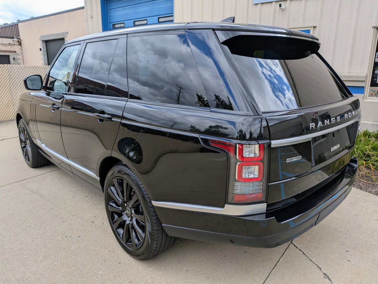2017 Black /Ebony Land Rover Range Rover HSE (SALGS2FKXHA) with an 3.0L V6 DOHC 24V SUPERCHARGED engine, 8A transmission, located at 603 Amelia Street, Plymouth, MI, 48170, (734) 459-5520, 42.378841, -83.464546- Photo#3