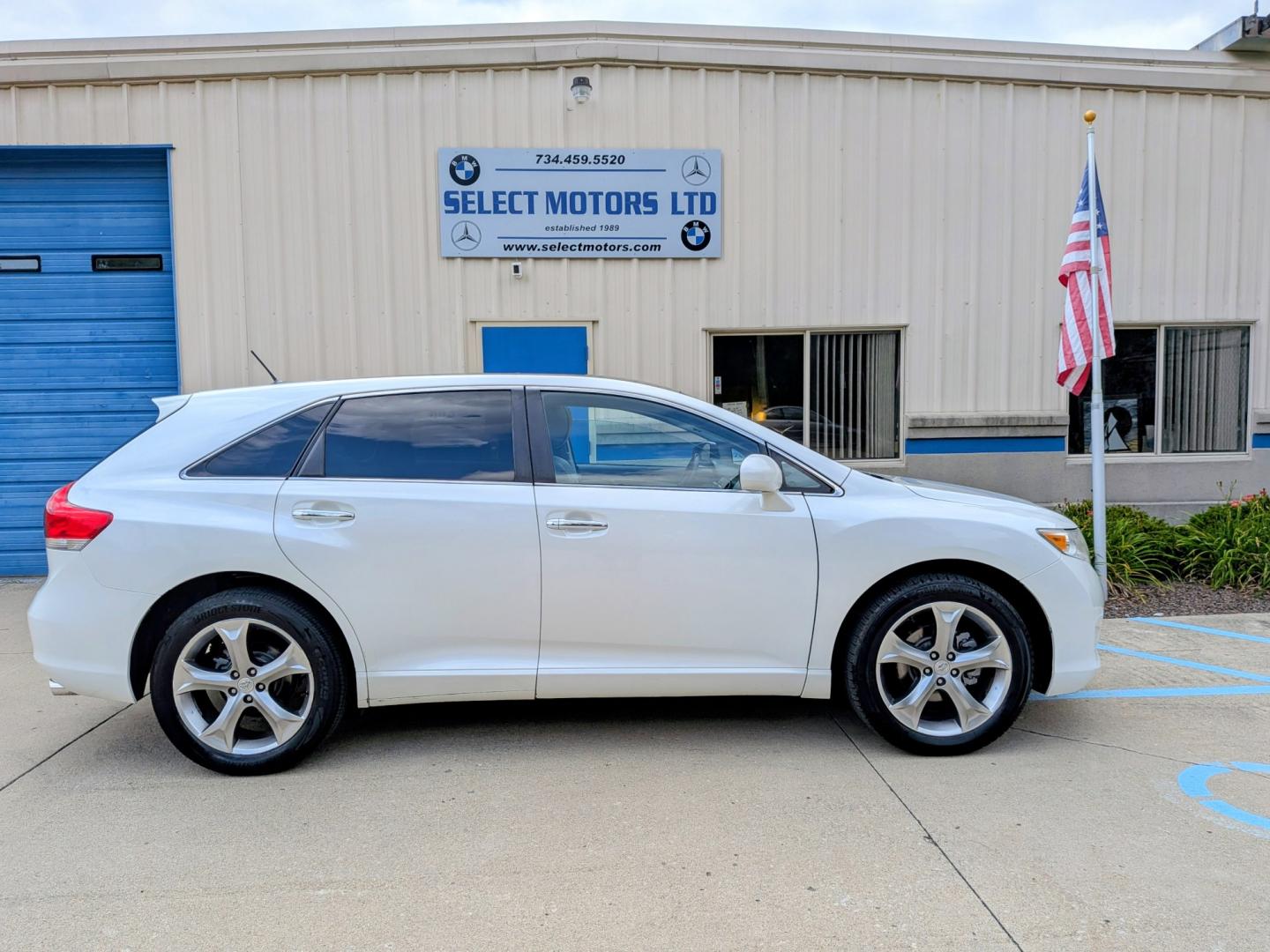 2011 Blizzard Pearl /Light Gray Leather Toyota Venza AWD V6 (4T3BK3BB0BU) with an 3.5L V6 DOHC 24V engine, 6A transmission, located at 603 Amelia Street, Plymouth, MI, 48170, (734) 459-5520, 42.378841, -83.464546 - Vehicles shown by appointment - Please call ahead - 734-459-5520, text 734-658-4573 or contact us via our web site at: http://www.selectmotors.com for complete Inventory, Photos, Videos and FREE Carfax Reports. 2011 Toyota Venza V6 AWD – Fully Loaded & Exceptional Condition! Price: $10,995 (- Photo#10