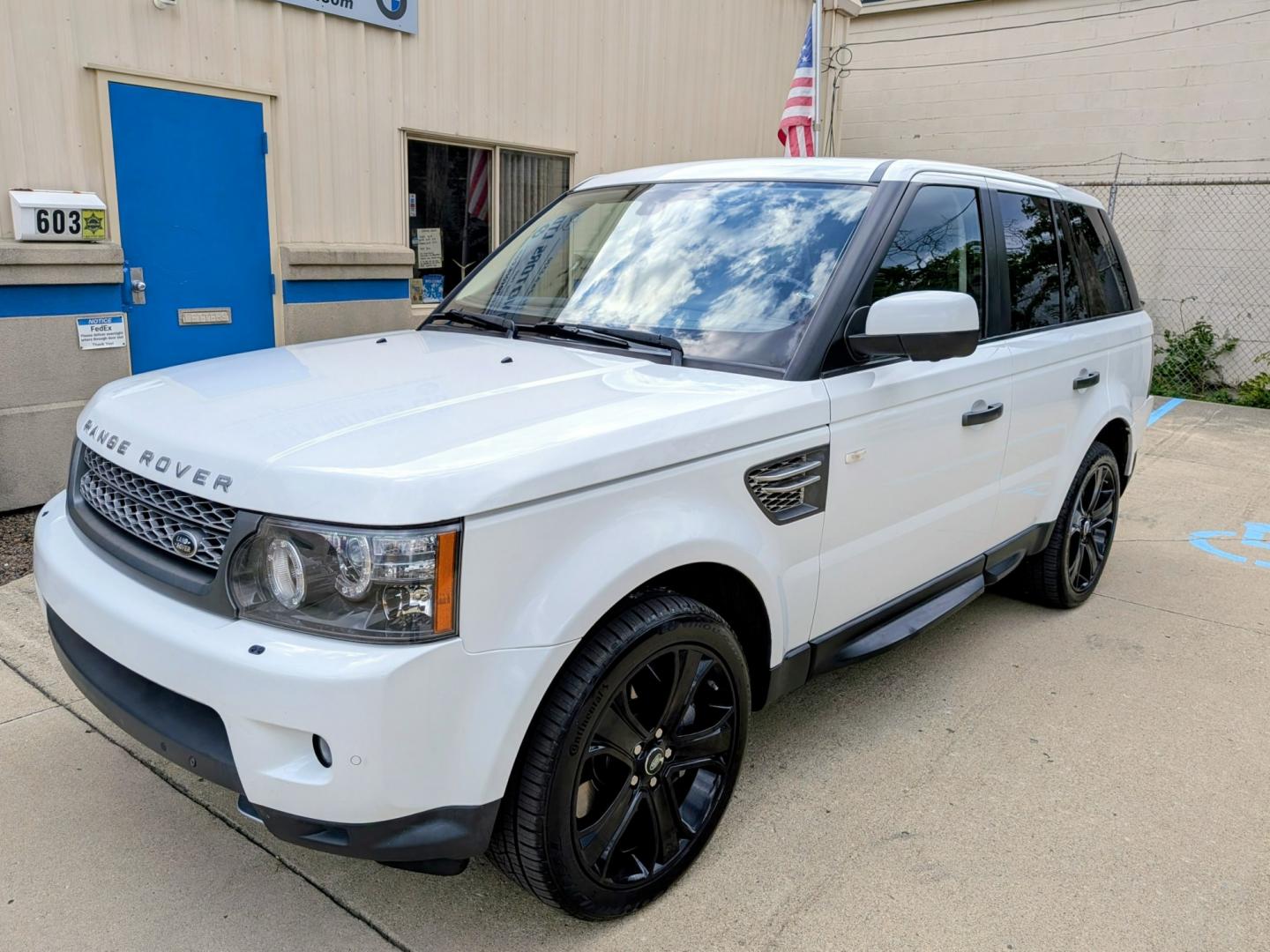 2011 White /Ebony Leather Land Rover Range Rover Sport Supercharged (SALSH2E4XBA) with an 5.0 V8 DOHC 32V SUPERCHARGED engine, 6-Speed Automatic transmission, located at 603 Amelia Street, Plymouth, MI, 48170, (734) 459-5520, 42.378841, -83.464546 - Vehicles shown by appointment - Please call ahead - 734-459-5520, text 734-658-4573 or contact us via our web site at: http://www.selectmotors.com for complete Inventory, Photos, Videos and FREE Carfax Reports. Step into supercharged V8 510hp 5.0 luxury without the original six-figure price tag.- Photo#0