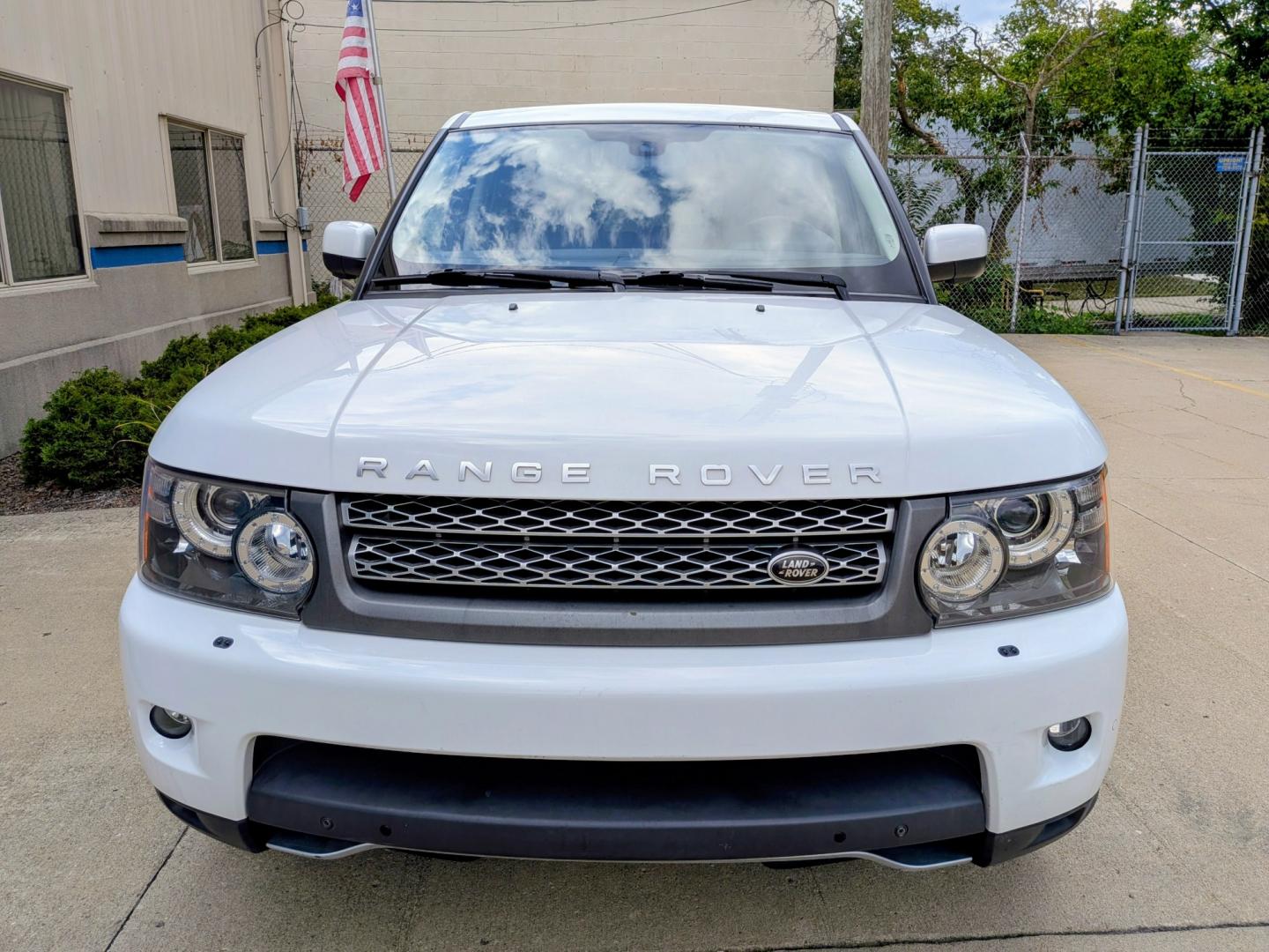 2011 White /Ebony Leather Land Rover Range Rover Sport Supercharged (SALSH2E4XBA) with an 5.0 V8 DOHC 32V SUPERCHARGED engine, 6-Speed Automatic transmission, located at 603 Amelia Street, Plymouth, MI, 48170, (734) 459-5520, 42.378841, -83.464546 - Vehicles shown by appointment - Please call ahead - 734-459-5520, text 734-658-4573 or contact us via our web site at: http://www.selectmotors.com for complete Inventory, Photos, Videos and FREE Carfax Reports. Step into supercharged V8 510hp 5.0 luxury without the original six-figure price tag.- Photo#1
