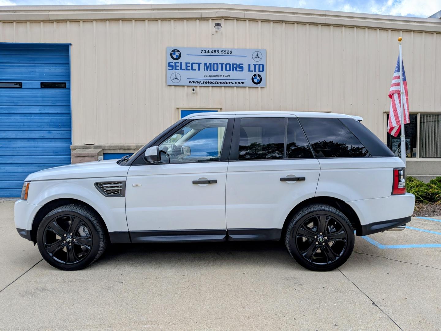 2011 White /Ebony Leather Land Rover Range Rover Sport Supercharged (SALSH2E4XBA) with an 5.0 V8 DOHC 32V SUPERCHARGED engine, 6-Speed Automatic transmission, located at 603 Amelia Street, Plymouth, MI, 48170, (734) 459-5520, 42.378841, -83.464546 - Vehicles shown by appointment - Please call ahead - 734-459-5520, text 734-658-4573 or contact us via our web site at: http://www.selectmotors.com for complete Inventory, Photos, Videos and FREE Carfax Reports. Step into supercharged V8 510hp 5.0 luxury without the original six-figure price tag.- Photo#2