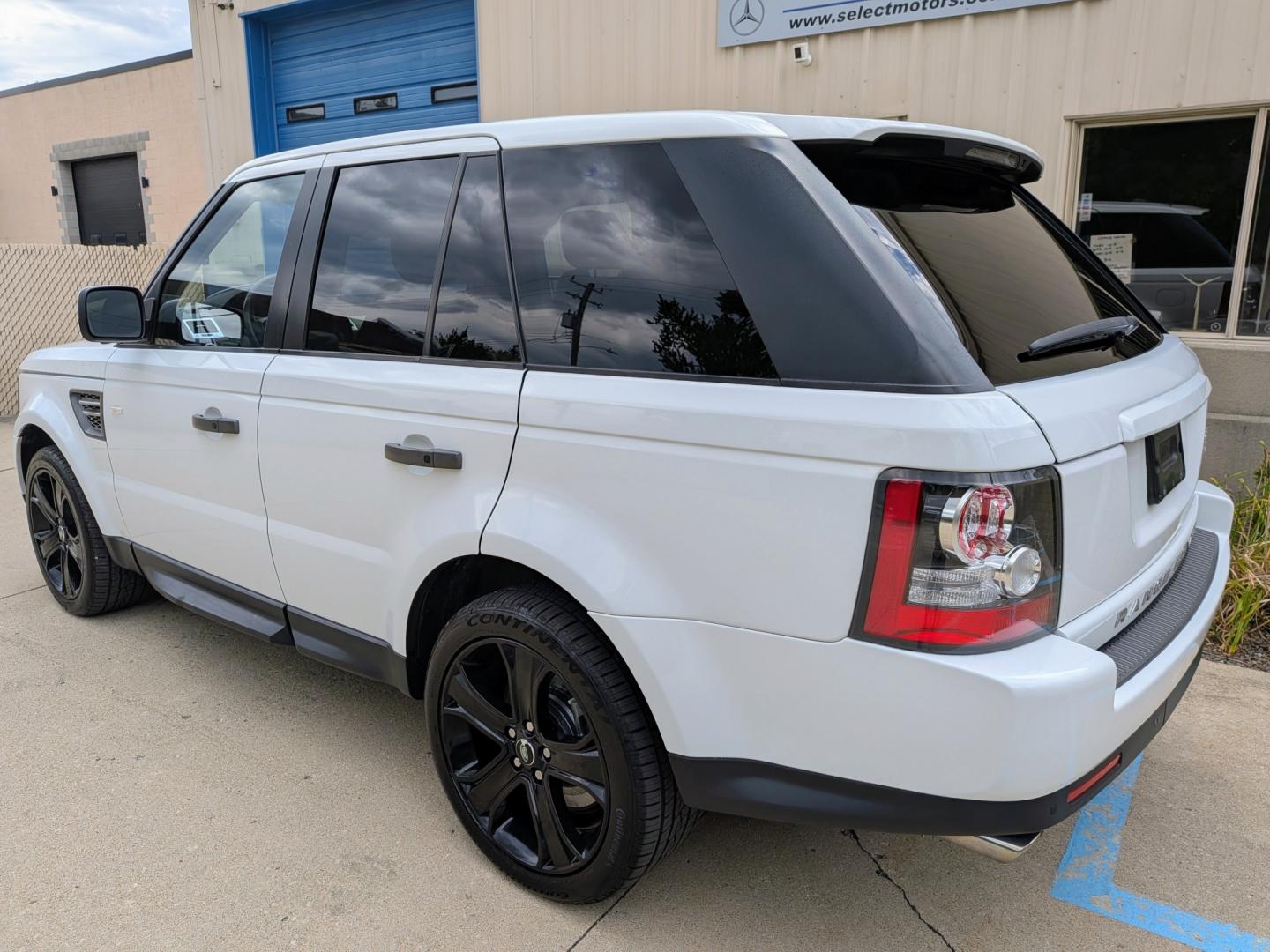2011 White /Ebony Leather Land Rover Range Rover Sport Supercharged (SALSH2E4XBA) with an 5.0 V8 DOHC 32V SUPERCHARGED engine, 6-Speed Automatic transmission, located at 603 Amelia Street, Plymouth, MI, 48170, (734) 459-5520, 42.378841, -83.464546 - Vehicles shown by appointment - Please call ahead - 734-459-5520, text 734-658-4573 or contact us via our web site at: http://www.selectmotors.com for complete Inventory, Photos, Videos and FREE Carfax Reports. Step into supercharged V8 510hp 5.0 luxury without the original six-figure price tag.- Photo#3