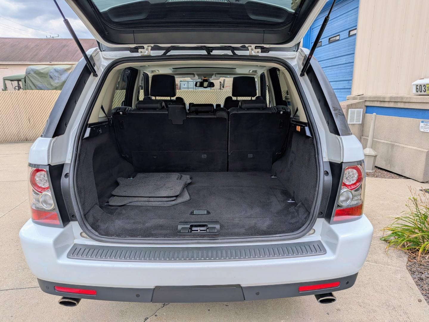 2011 White /Ebony Leather Land Rover Range Rover Sport Supercharged (SALSH2E4XBA) with an 5.0 V8 DOHC 32V SUPERCHARGED engine, 6-Speed Automatic transmission, located at 603 Amelia Street, Plymouth, MI, 48170, (734) 459-5520, 42.378841, -83.464546 - Vehicles shown by appointment - Please call ahead - 734-459-5520, text 734-658-4573 or contact us via our web site at: http://www.selectmotors.com for complete Inventory, Photos, Videos and FREE Carfax Reports. Step into supercharged V8 510hp 5.0 luxury without the original six-figure price tag.- Photo#7
