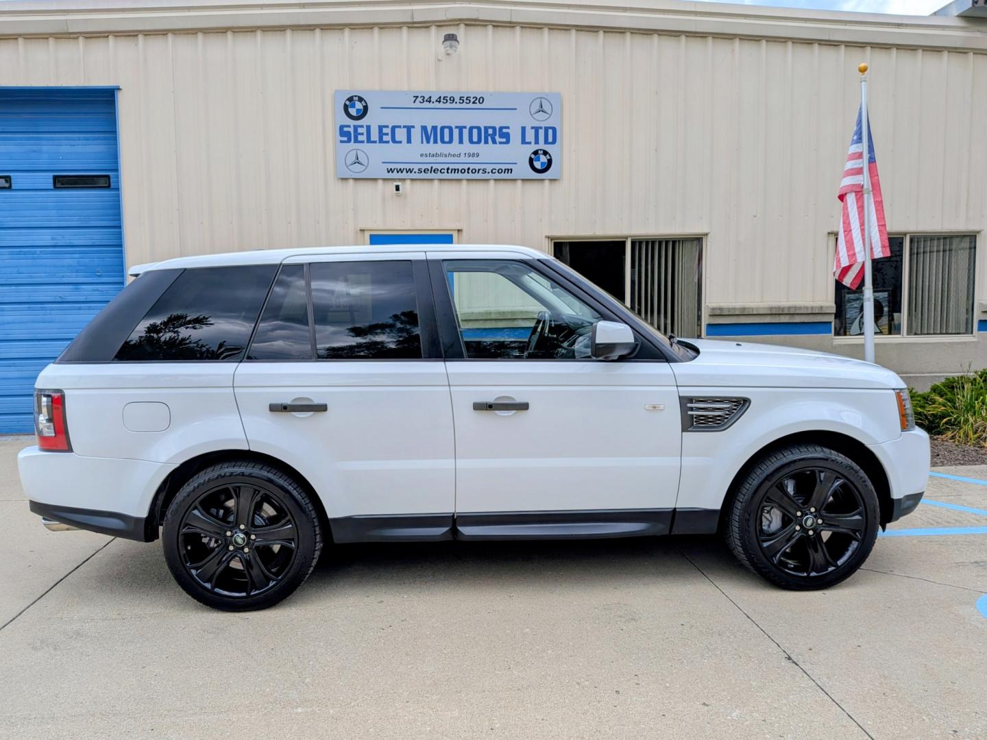 2011 White /Ebony Leather Land Rover Range Rover Sport Supercharged (SALSH2E4XBA) with an 5.0 V8 DOHC 32V SUPERCHARGED engine, 6-Speed Automatic transmission, located at 603 Amelia Street, Plymouth, MI, 48170, (734) 459-5520, 42.378841, -83.464546 - Vehicles shown by appointment - Please call ahead - 734-459-5520, text 734-658-4573 or contact us via our web site at: http://www.selectmotors.com for complete Inventory, Photos, Videos and FREE Carfax Reports. Step into supercharged V8 510hp 5.0 luxury without the original six-figure price tag.- Photo#12