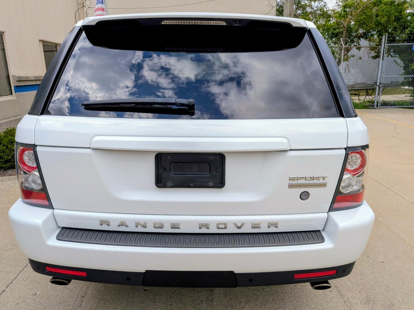 2011 White /Ebony Leather Land Rover Range Rover Sport Supercharged (SALSH2E4XBA) with an 5.0 V8 DOHC 32V SUPERCHARGED engine, 6-Speed Automatic transmission, located at 603 Amelia Street, Plymouth, MI, 48170, (734) 459-5520, 42.378841, -83.464546 - Vehicles shown by appointment - Please call ahead - 734-459-5520, text 734-658-4573 or contact us via our web site at: http://www.selectmotors.com for complete Inventory, Photos, Videos and FREE Carfax Reports. Step into supercharged V8 510hp 5.0 luxury without the original six-figure price tag.- Photo#14