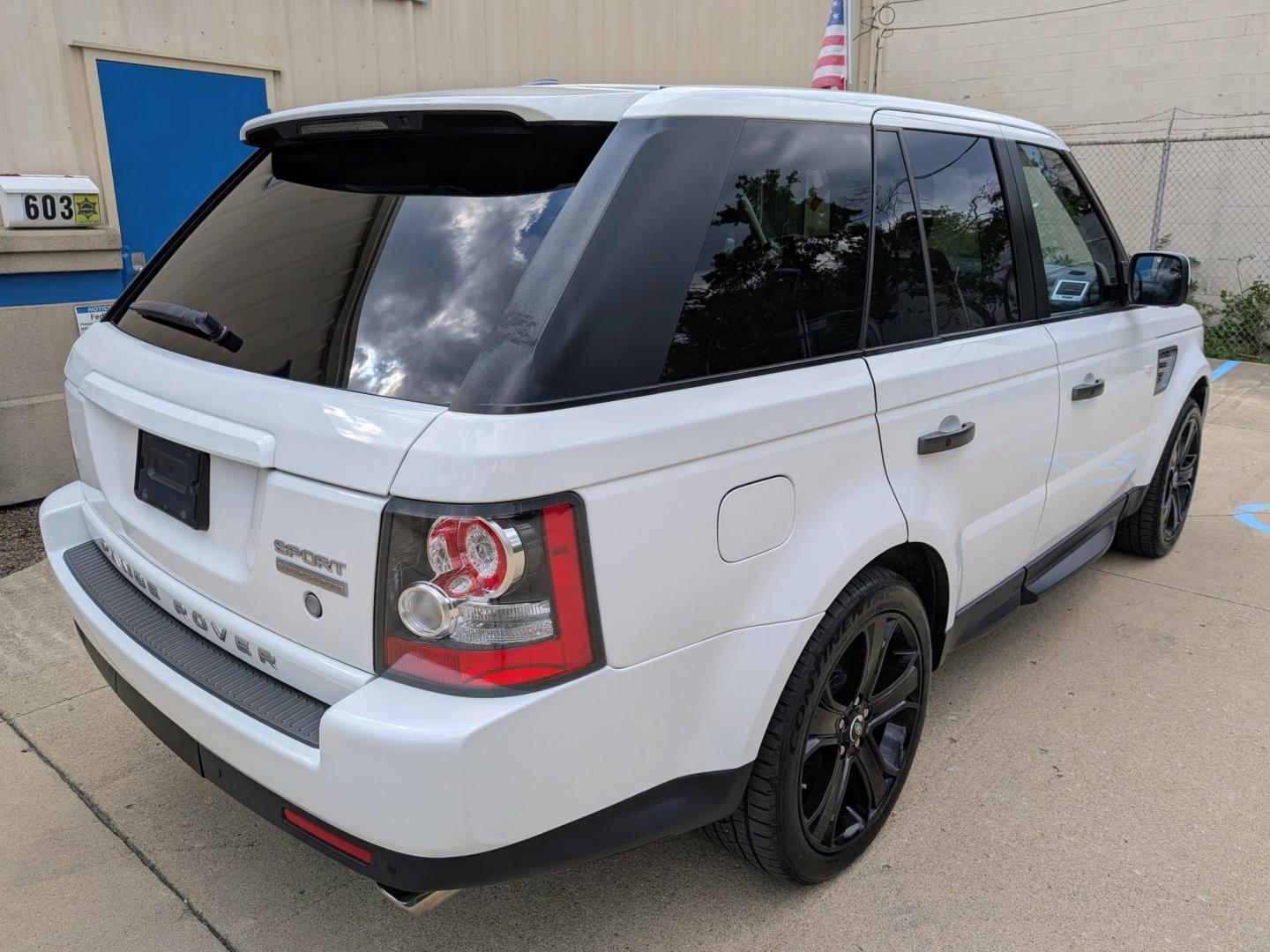 2011 White /Ebony Leather Land Rover Range Rover Sport Supercharged (SALSH2E4XBA) with an 5.0 V8 DOHC 32V SUPERCHARGED engine, 6-Speed Automatic transmission, located at 603 Amelia Street, Plymouth, MI, 48170, (734) 459-5520, 42.378841, -83.464546 - Vehicles shown by appointment - Please call ahead - 734-459-5520, text 734-658-4573 or contact us via our web site at: http://www.selectmotors.com for complete Inventory, Photos, Videos and FREE Carfax Reports. Step into supercharged V8 510hp 5.0 luxury without the original six-figure price tag.- Photo#13