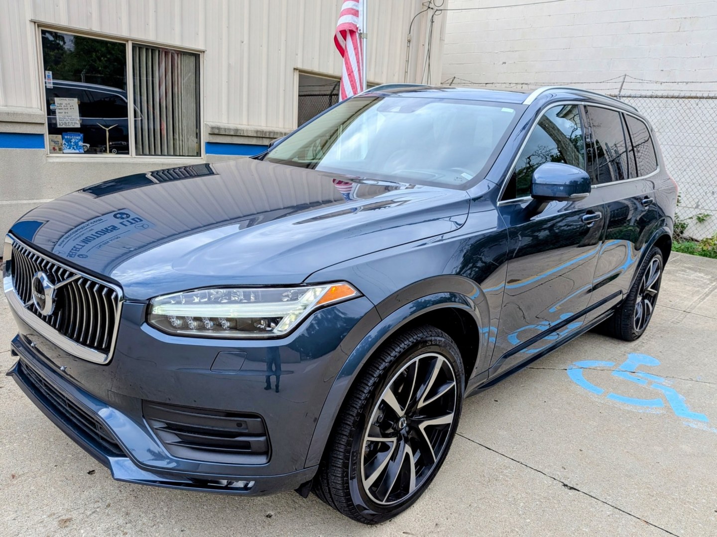 2020 Blue Metallic Volvo XC90 T6 Momentum AWD (YV4A22PK3L1) with an 2.0L L4 DOHC 16V engine, 8A transmission, located at 603 Amelia Street, Plymouth, MI, 48170, (734) 459-5520, 42.378841, -83.464546 - Vehicles shown by appointment - Please call ahead - 734-459-5520, text 734-658-4573 or contact us via our web site at: http://www.selectmotors.com for complete Inventory, Photos, Videos and FREE Carfax Reports. 2020 Volvo XC90 T6 AWD Momentum Price: $22,995 Mileage: 79,000 miles Conditio- Photo#0