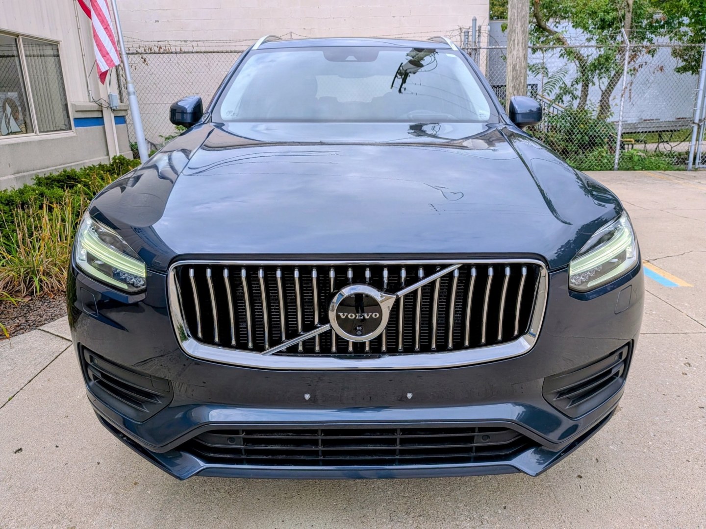 2020 Blue Metallic Volvo XC90 T6 Momentum AWD (YV4A22PK3L1) with an 2.0L L4 DOHC 16V engine, 8A transmission, located at 603 Amelia Street, Plymouth, MI, 48170, (734) 459-5520, 42.378841, -83.464546 - Vehicles shown by appointment - Please call ahead - 734-459-5520, text 734-658-4573 or contact us via our web site at: http://www.selectmotors.com for complete Inventory, Photos, Videos and FREE Carfax Reports. 2020 Volvo XC90 T6 AWD Momentum Price: $22,995 Mileage: 79,000 miles Conditio- Photo#1