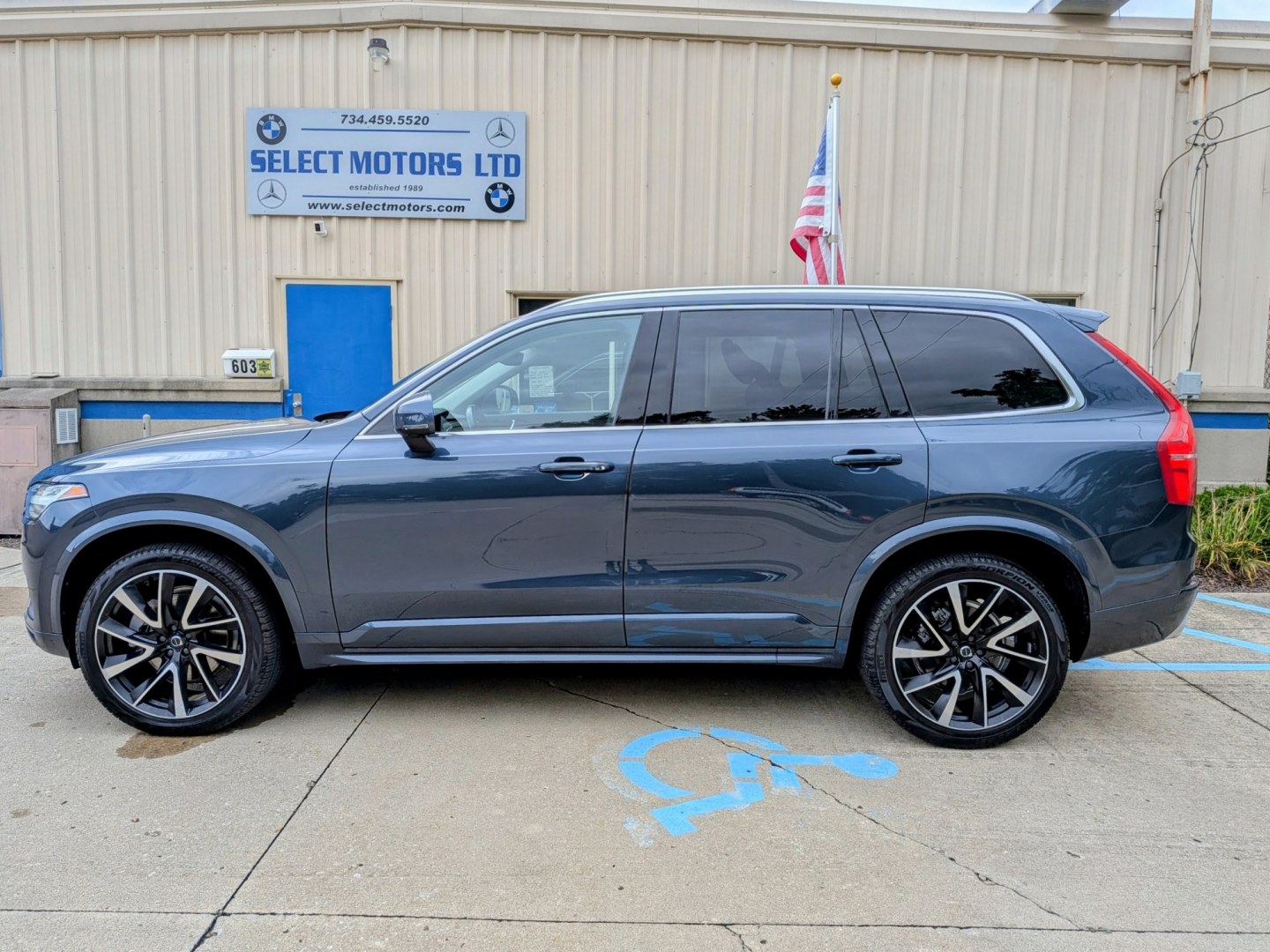 2020 Blue Metallic Volvo XC90 T6 Momentum AWD (YV4A22PK3L1) with an 2.0L L4 DOHC 16V engine, 8A transmission, located at 603 Amelia Street, Plymouth, MI, 48170, (734) 459-5520, 42.378841, -83.464546 - Vehicles shown by appointment - Please call ahead - 734-459-5520, text 734-658-4573 or contact us via our web site at: http://www.selectmotors.com for complete Inventory, Photos, Videos and FREE Carfax Reports. 2020 Volvo XC90 T6 AWD Momentum Price: $22,995 Mileage: 79,000 miles Conditio- Photo#2