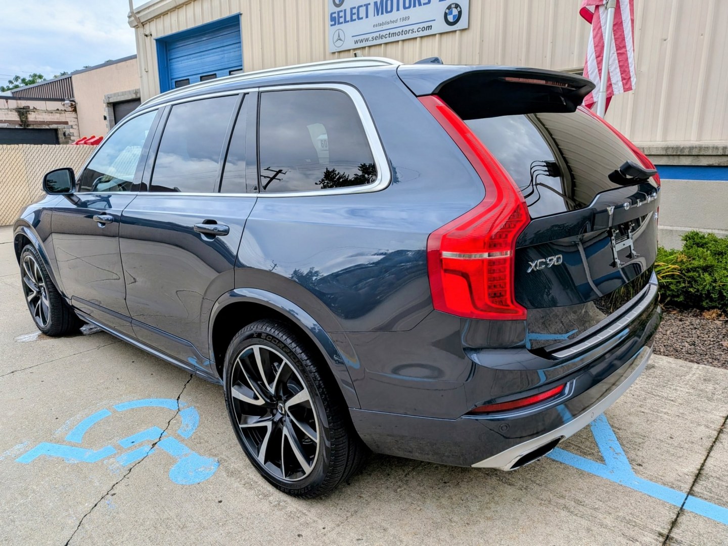 2020 Blue Metallic Volvo XC90 T6 Momentum AWD (YV4A22PK3L1) with an 2.0L L4 DOHC 16V engine, 8A transmission, located at 603 Amelia Street, Plymouth, MI, 48170, (734) 459-5520, 42.378841, -83.464546 - Vehicles shown by appointment - Please call ahead - 734-459-5520, text 734-658-4573 or contact us via our web site at: http://www.selectmotors.com for complete Inventory, Photos, Videos and FREE Carfax Reports. 2020 Volvo XC90 T6 AWD Momentum Price: $22,995 Mileage: 79,000 miles Conditio- Photo#3