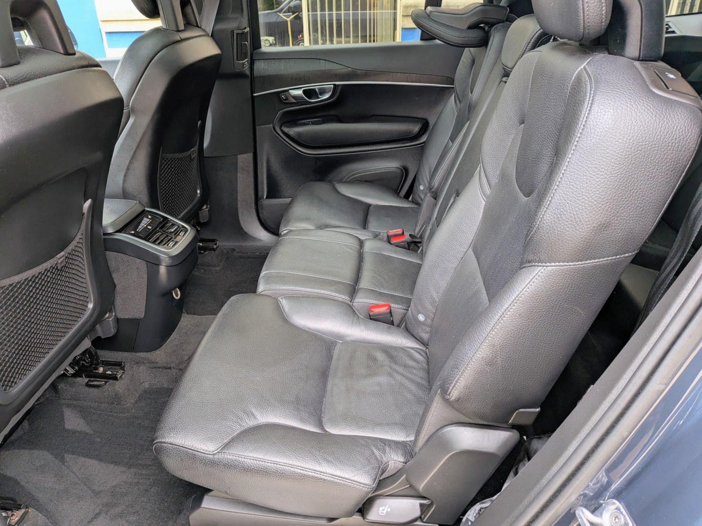 2020 Blue Metallic Volvo XC90 T6 Momentum AWD (YV4A22PK3L1) with an 2.0L L4 DOHC 16V engine, 8A transmission, located at 603 Amelia Street, Plymouth, MI, 48170, (734) 459-5520, 42.378841, -83.464546 - Vehicles shown by appointment - Please call ahead - 734-459-5520, text 734-658-4573 or contact us via our web site at: http://www.selectmotors.com for complete Inventory, Photos, Videos and FREE Carfax Reports. 2020 Volvo XC90 T6 AWD Momentum Price: $22,995 Mileage: 79,000 miles Conditio- Photo#6