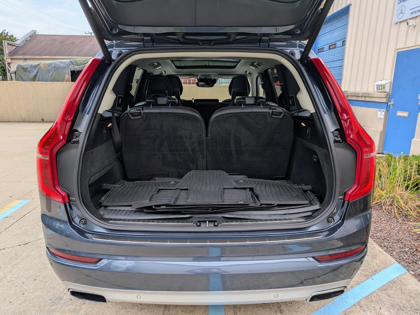 2020 Blue Metallic Volvo XC90 T6 Momentum AWD (YV4A22PK3L1) with an 2.0L L4 DOHC 16V engine, 8A transmission, located at 603 Amelia Street, Plymouth, MI, 48170, (734) 459-5520, 42.378841, -83.464546 - Vehicles shown by appointment - Please call ahead - 734-459-5520, text 734-658-4573 or contact us via our web site at: http://www.selectmotors.com for complete Inventory, Photos, Videos and FREE Carfax Reports. 2020 Volvo XC90 T6 AWD Momentum Price: $22,995 Mileage: 79,000 miles Conditio- Photo#8