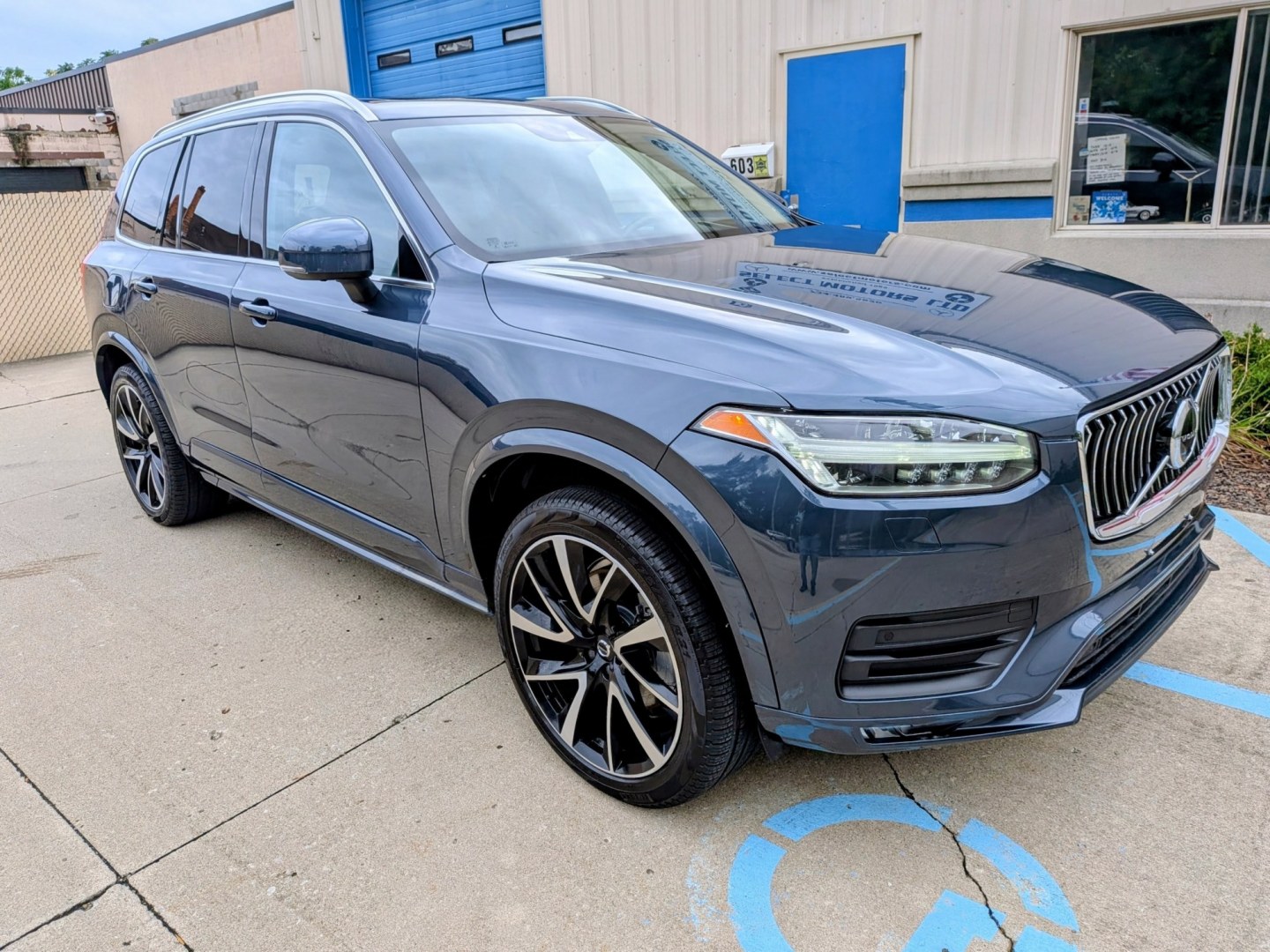 2020 Blue Metallic Volvo XC90 T6 Momentum AWD (YV4A22PK3L1) with an 2.0L L4 DOHC 16V engine, 8A transmission, located at 603 Amelia Street, Plymouth, MI, 48170, (734) 459-5520, 42.378841, -83.464546 - Vehicles shown by appointment - Please call ahead - 734-459-5520, text 734-658-4573 or contact us via our web site at: http://www.selectmotors.com for complete Inventory, Photos, Videos and FREE Carfax Reports. 2020 Volvo XC90 T6 AWD Momentum Price: $22,995 Mileage: 79,000 miles Conditio- Photo#12